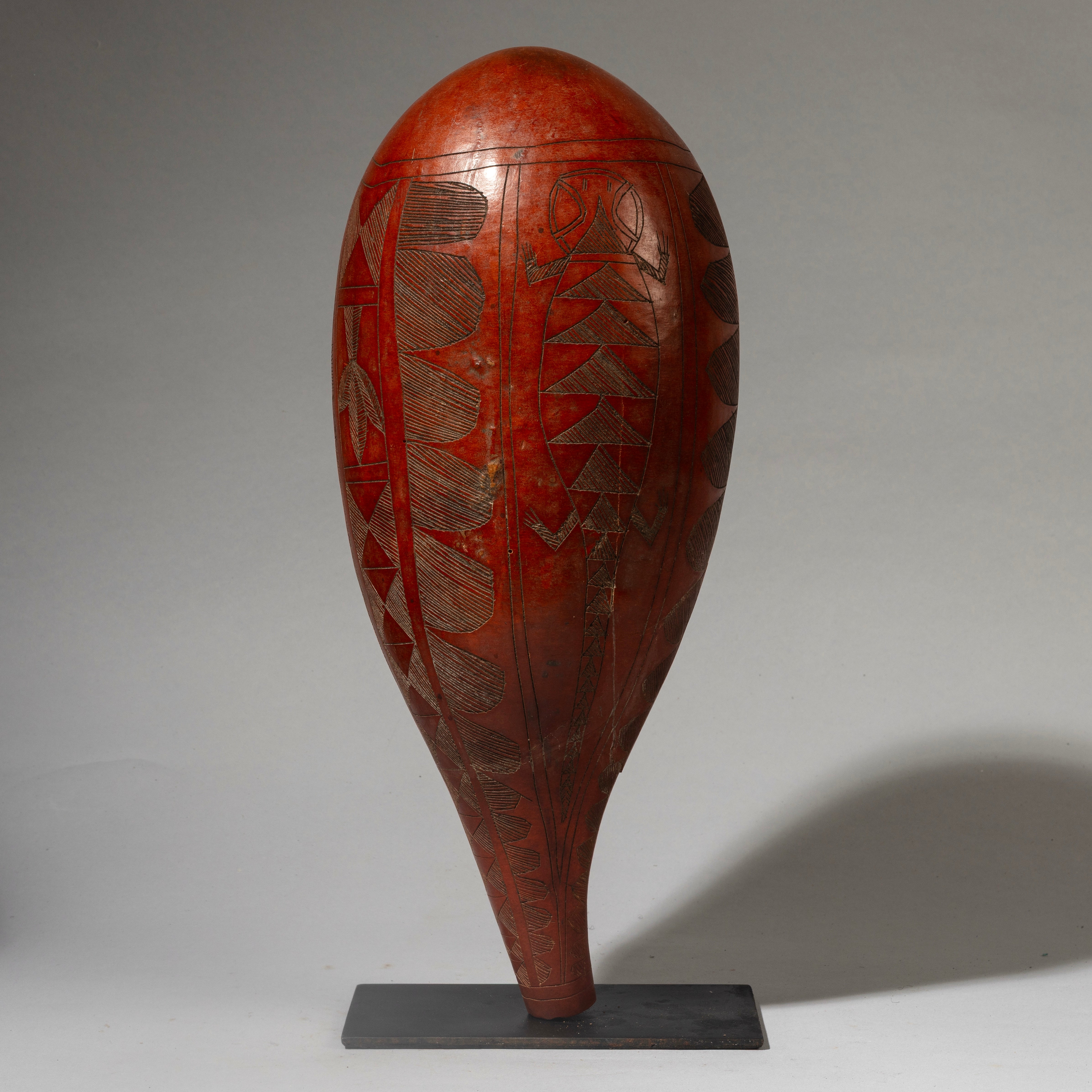 A BEAUTIFUL LARGE ENGRAVED CALABASH  FROM HAUSA TRIBE OF NIGERIA  ( No 4507 )