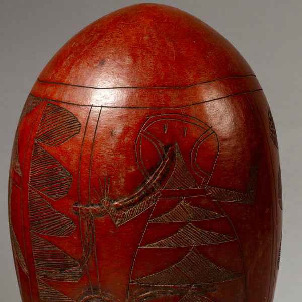 A BEAUTIFUL LARGE ENGRAVED CALABASH  FROM HAUSA TRIBE OF NIGERIA  ( No 4507 )