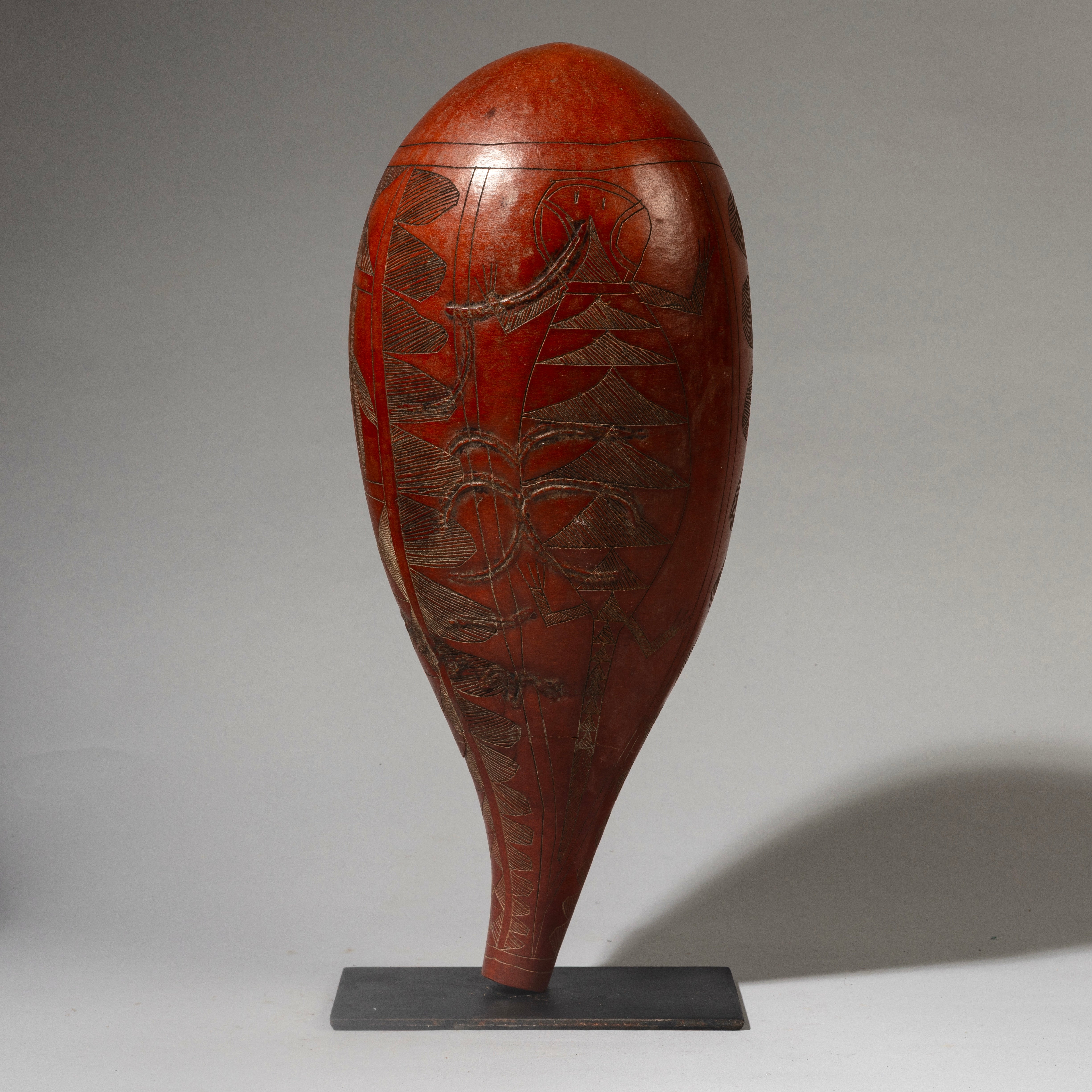 A BEAUTIFUL LARGE ENGRAVED CALABASH  FROM HAUSA TRIBE OF NIGERIA  ( No 4507 )