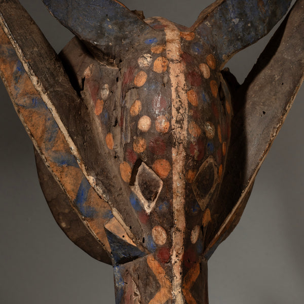 AN AMZING LARGE OGONI MASK WITH TWISTED HORNS + PIGMENT,  NIGERIA ( No 4546 )