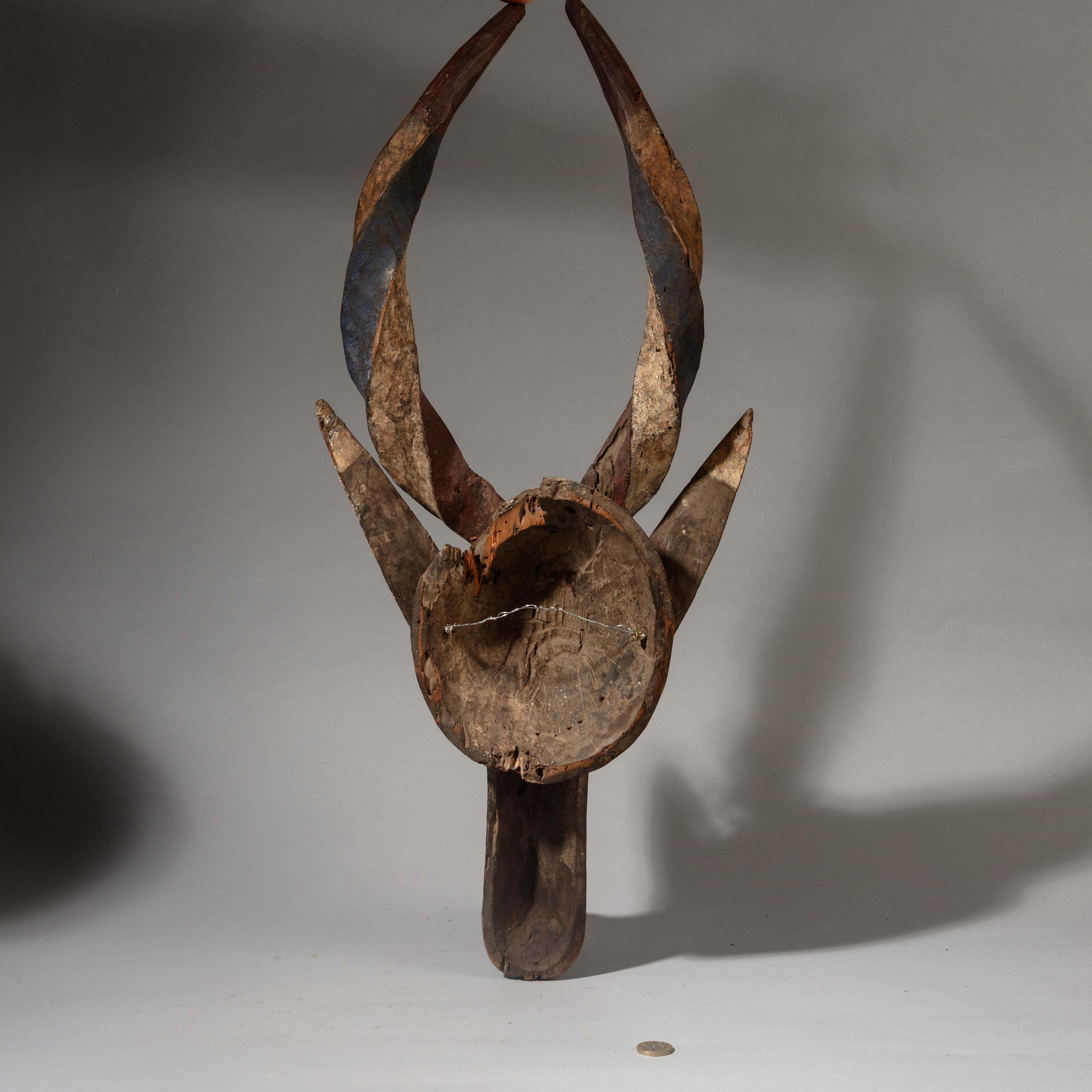 AN AMZING LARGE OGONI MASK WITH TWISTED HORNS + PIGMENT,  NIGERIA ( No 4546 )