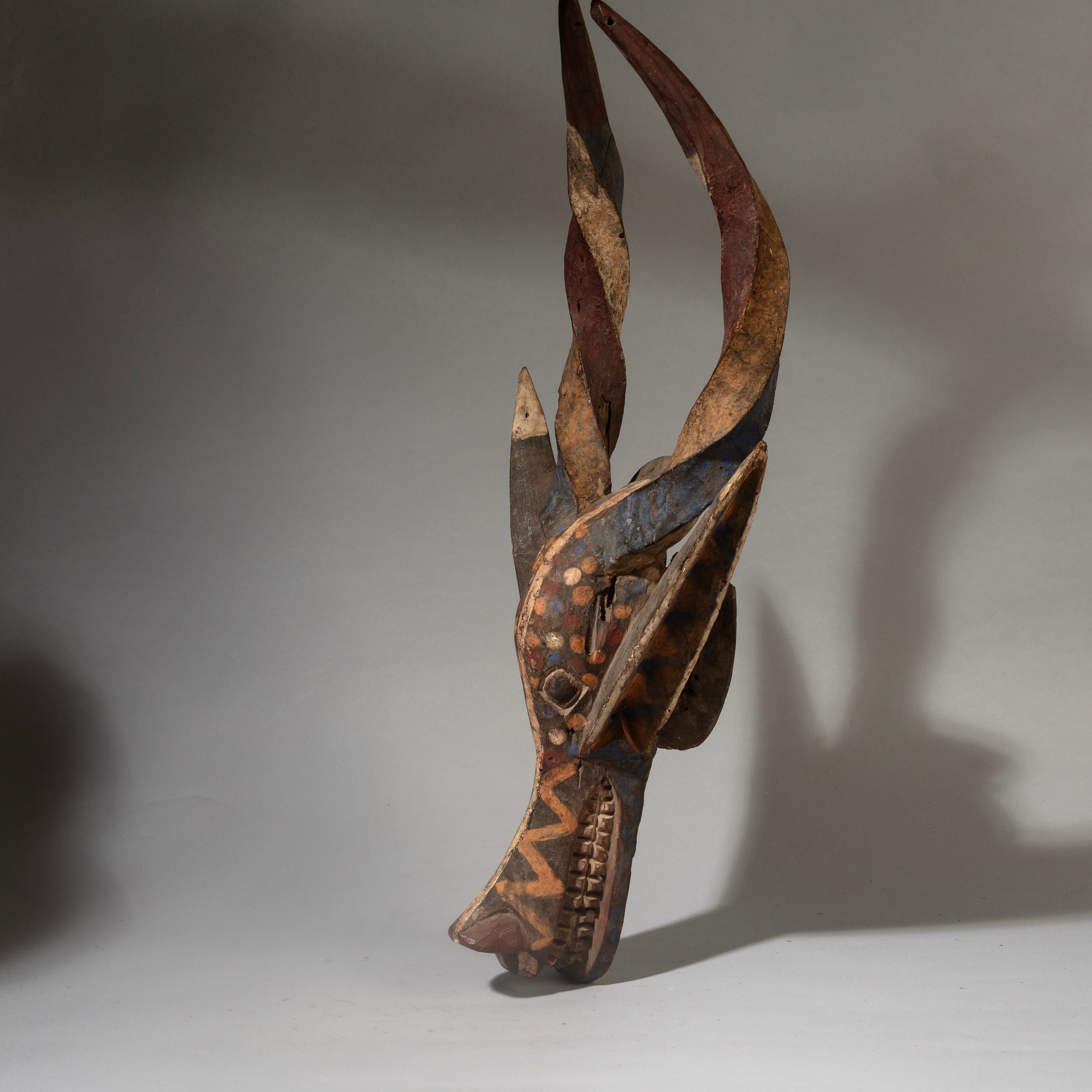 AN AMZING LARGE OGONI MASK WITH TWISTED HORNS + PIGMENT,  NIGERIA ( No 4546 )
