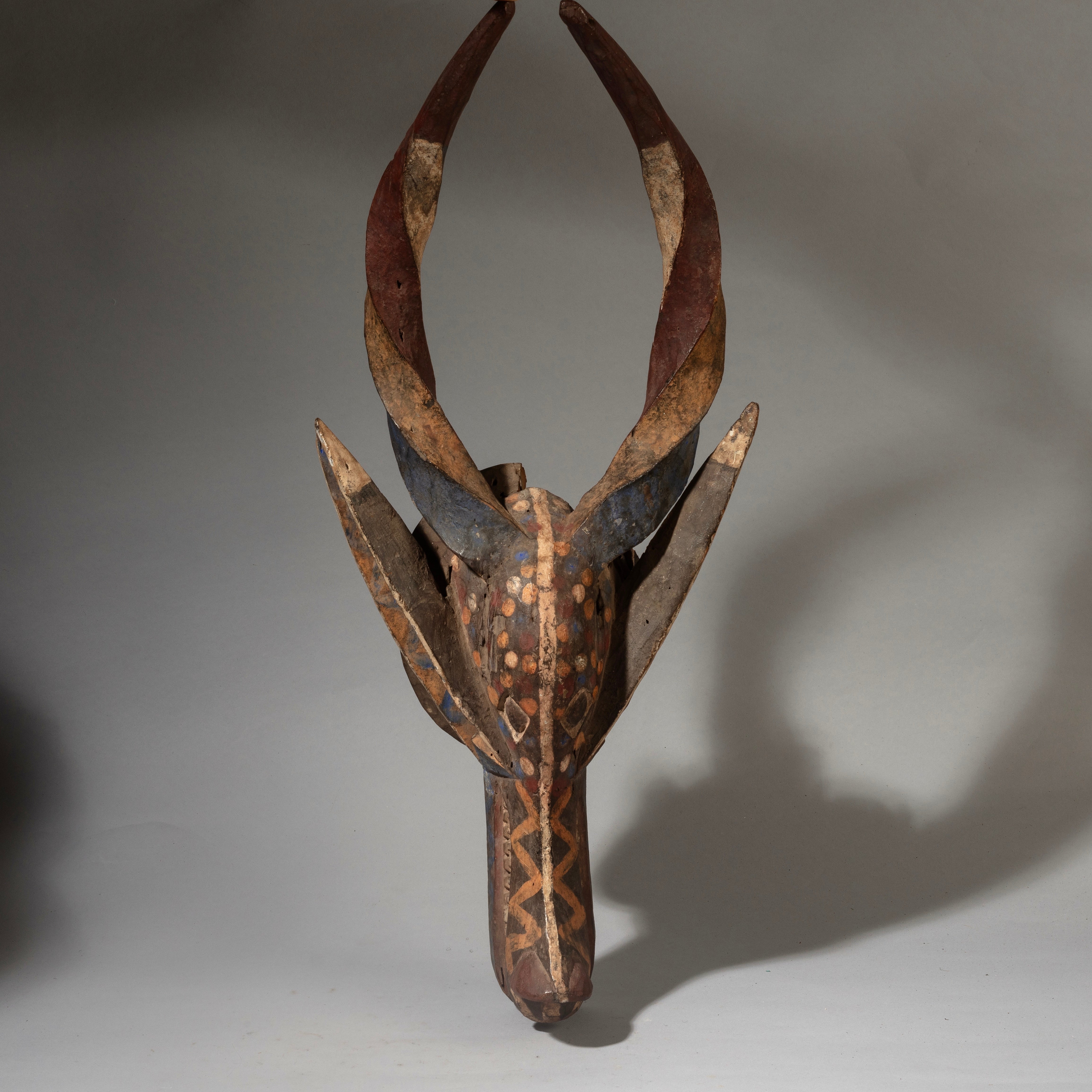 AN AMZING LARGE OGONI MASK WITH TWISTED HORNS + PIGMENT,  NIGERIA ( No 4546 )