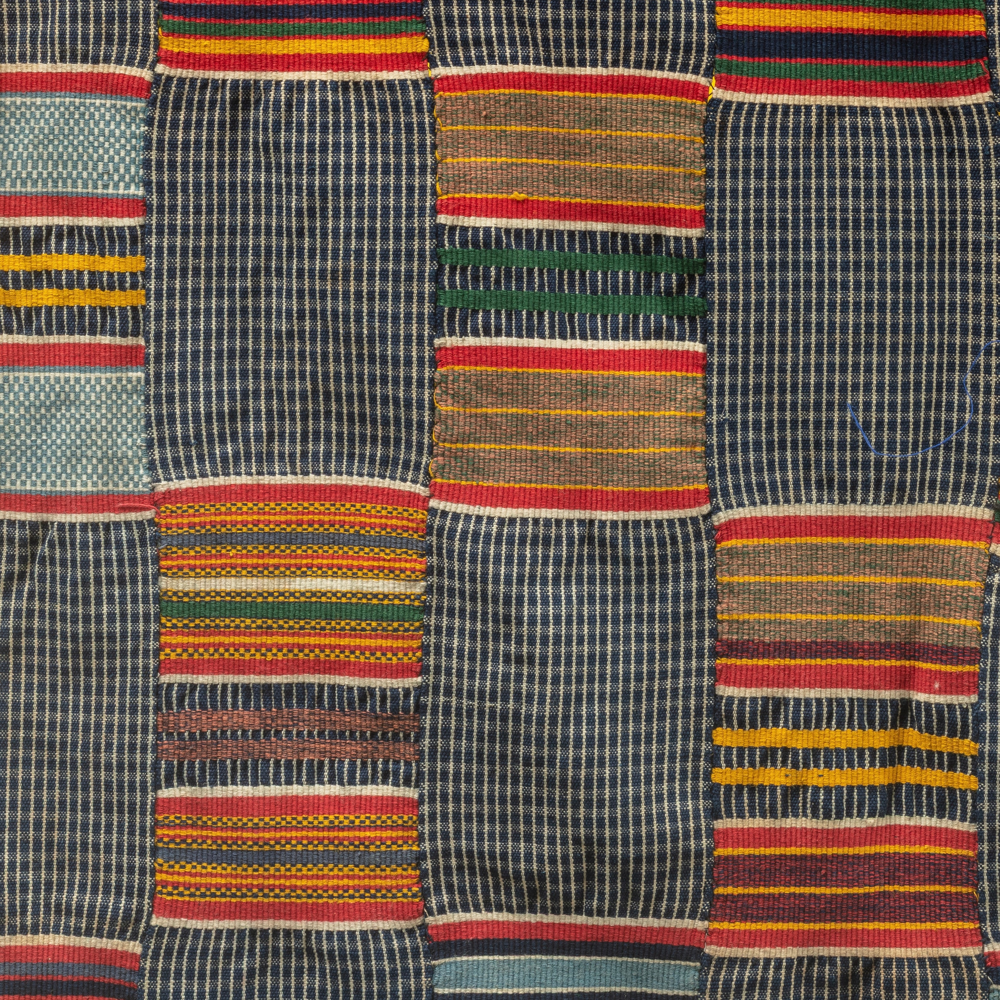 A PRETTY GREY/BLUE PATTERNED WOMANS CLOTH, EWE TRIBE GHANA ( No 4530 )