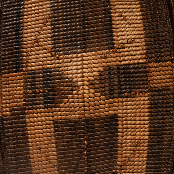 A STUNNING NATURAL FIBRE SHIELD FROM THE NGOMBE TRIBE OF THE CONGO, EX UK COLLECTION  [ No 4544 )