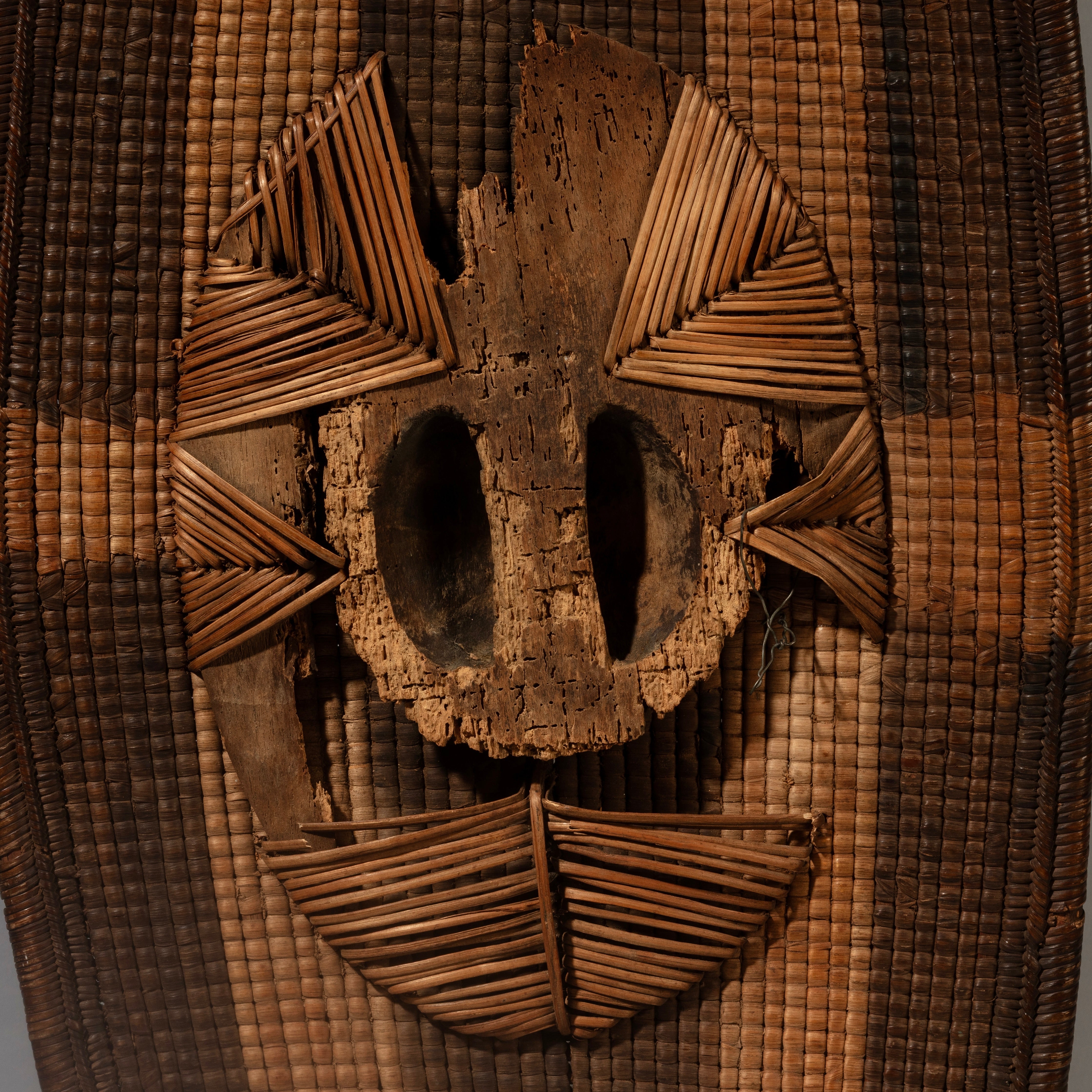A STUNNING NATURAL FIBRE SHIELD FROM THE NGOMBE TRIBE OF THE CONGO, EX UK COLLECTION  [ No 4544 )