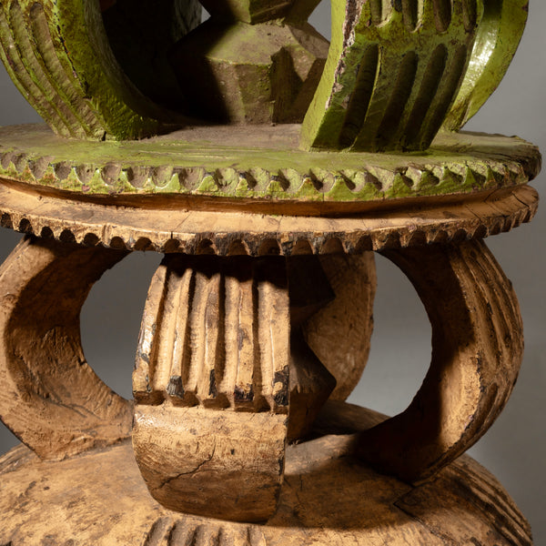 AN INCREDIBLE PAINTED  STOOL, IGBO TRIBE OF NIGERIA ( No 4542 )