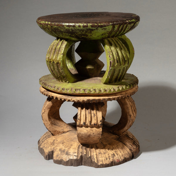 AN INCREDIBLE PAINTED  STOOL, IGBO TRIBE OF NIGERIA ( No 4542 )