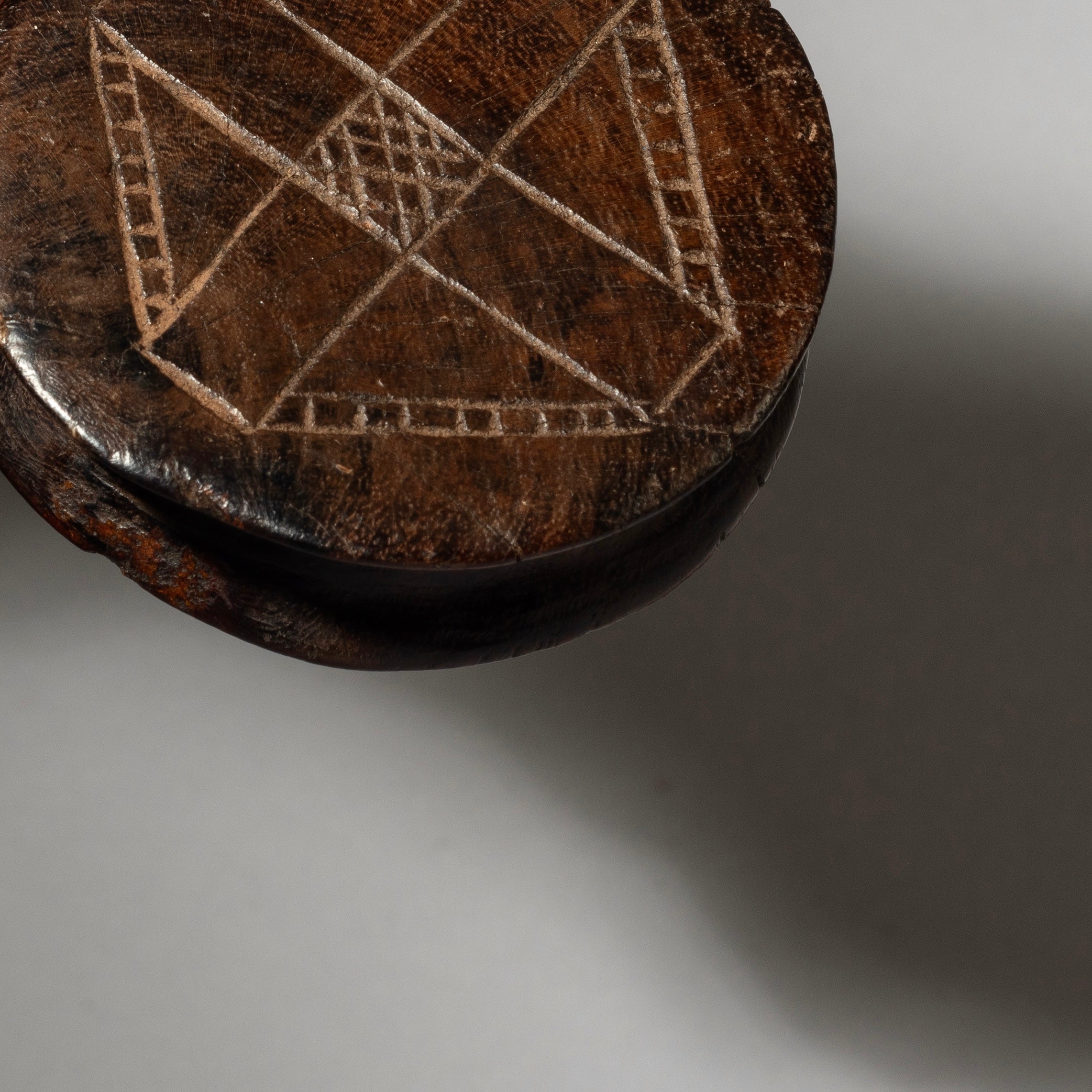 AY SOFT, ENGRAVED WOODEN LIP PLUG FROM THE SURI TRIBE OF ETHIOPIA E.AFRICA ( No 4568 )