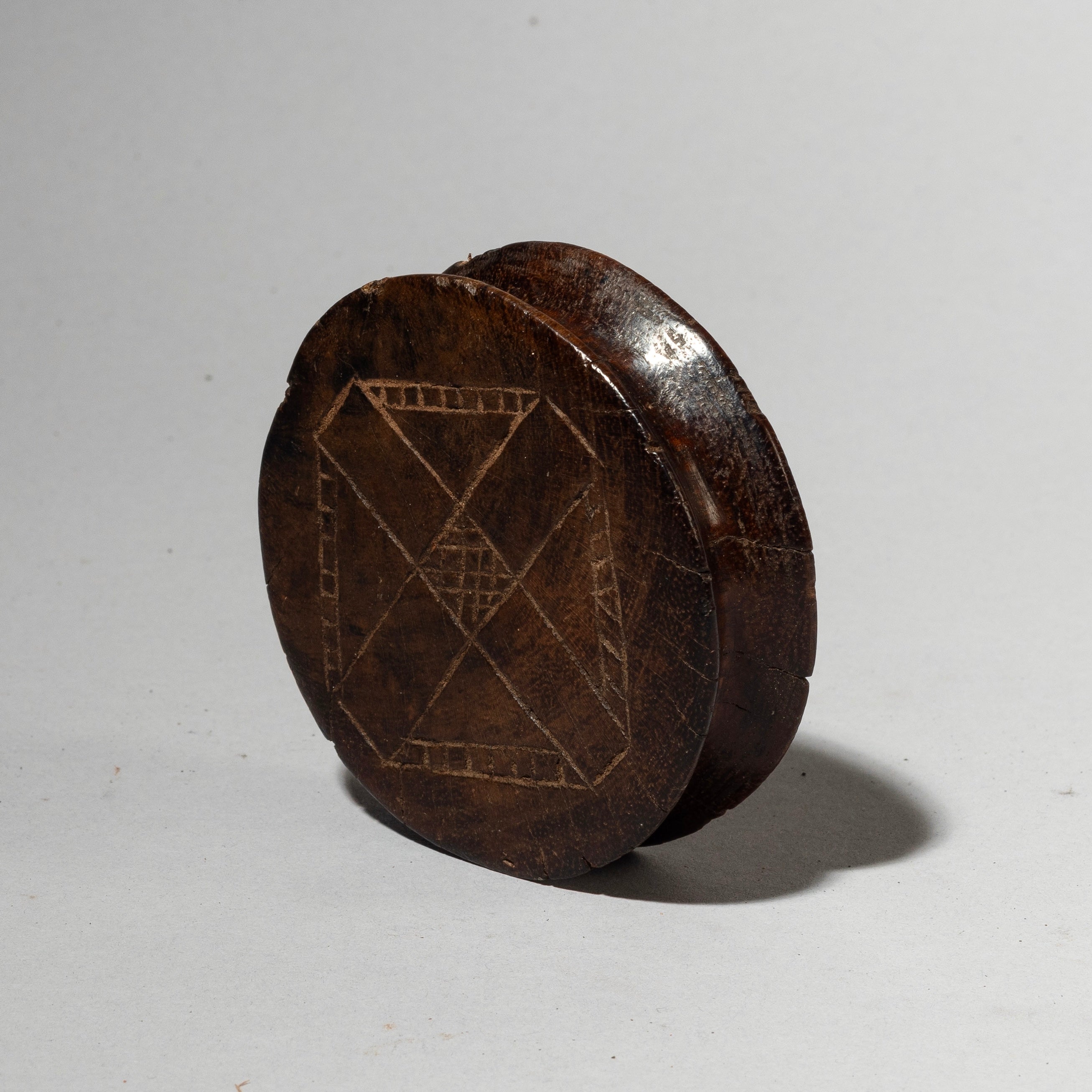 AY SOFT, ENGRAVED WOODEN LIP PLUG FROM THE SURI TRIBE OF ETHIOPIA E.AFRICA ( No 4568 )