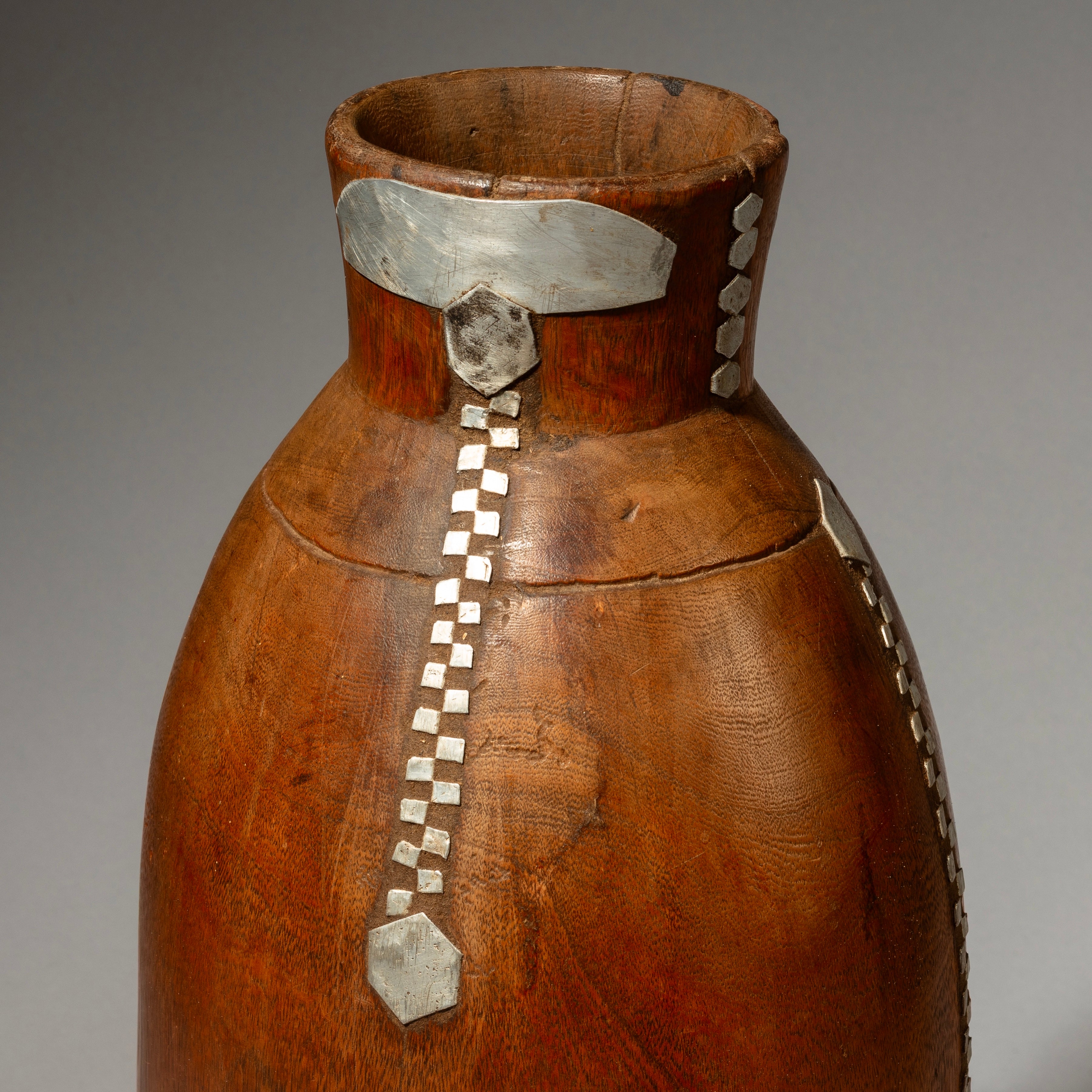 AN INTRICATELY REPAIRED HONEY POT TUTSI TRIBE RWANDA ( No 4553)