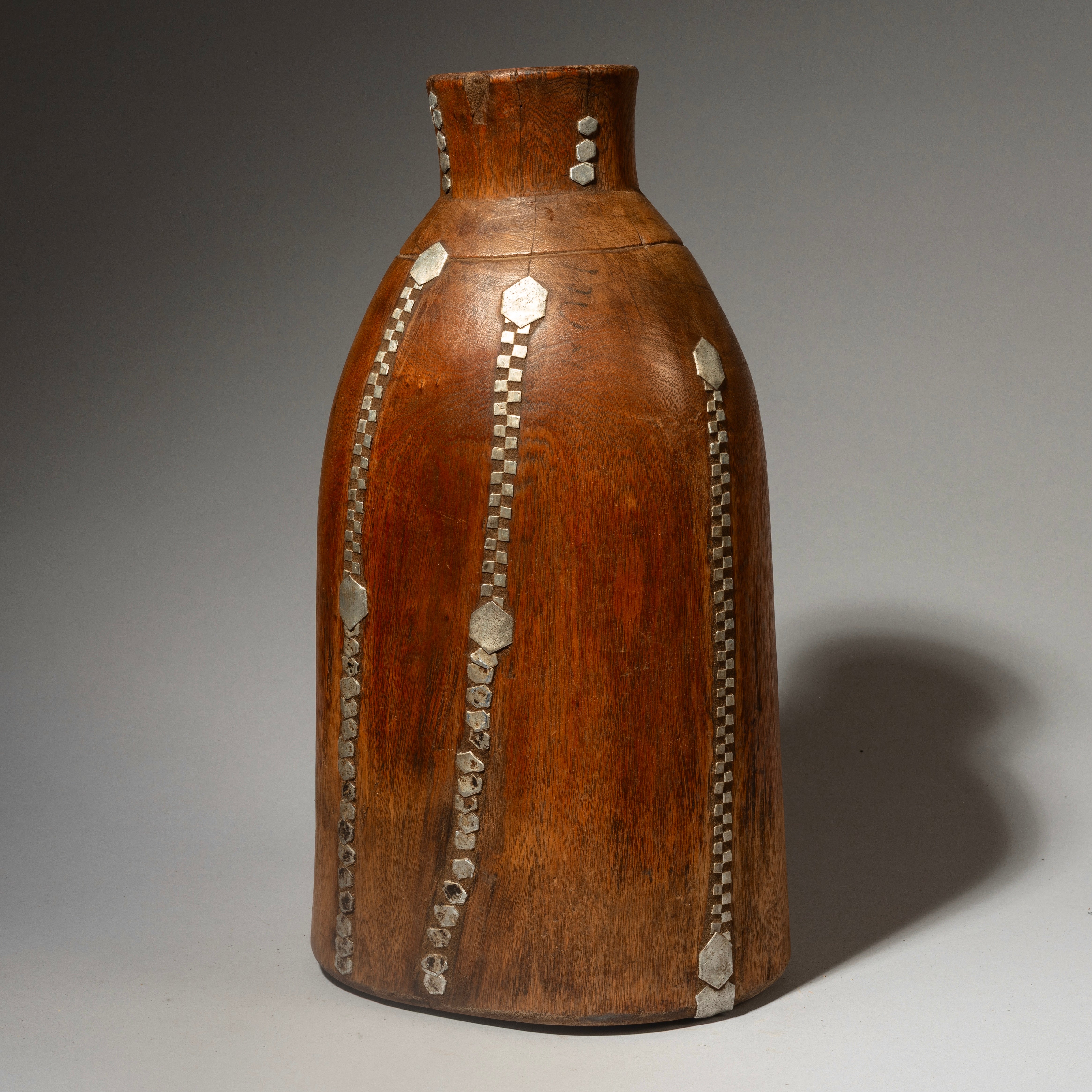 AN INTRICATELY REPAIRED HONEY POT TUTSI TRIBE RWANDA ( No 4553)