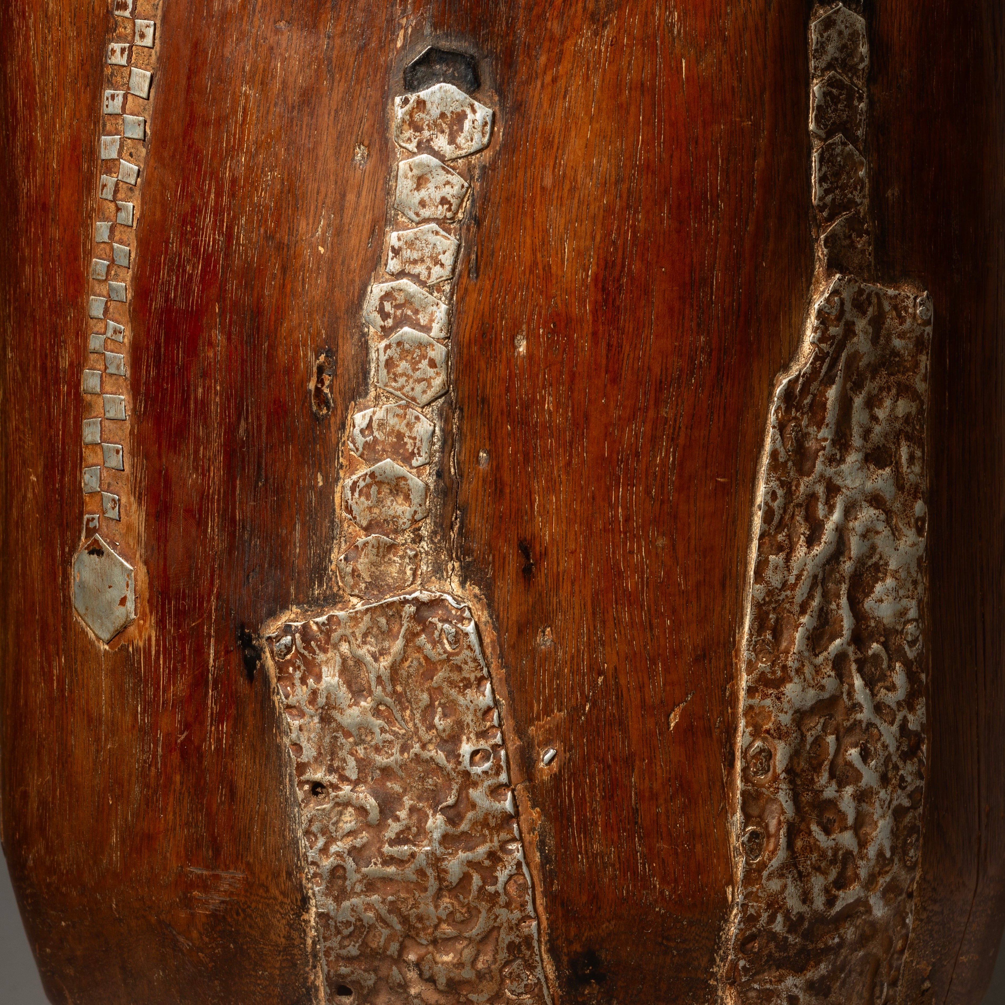 A BIG ROBUST HONEY POT WITH METAL INDIGENOUS REPAIRS FROM THE TUTSI TRIBE OF RWANDA ( No 4554 )