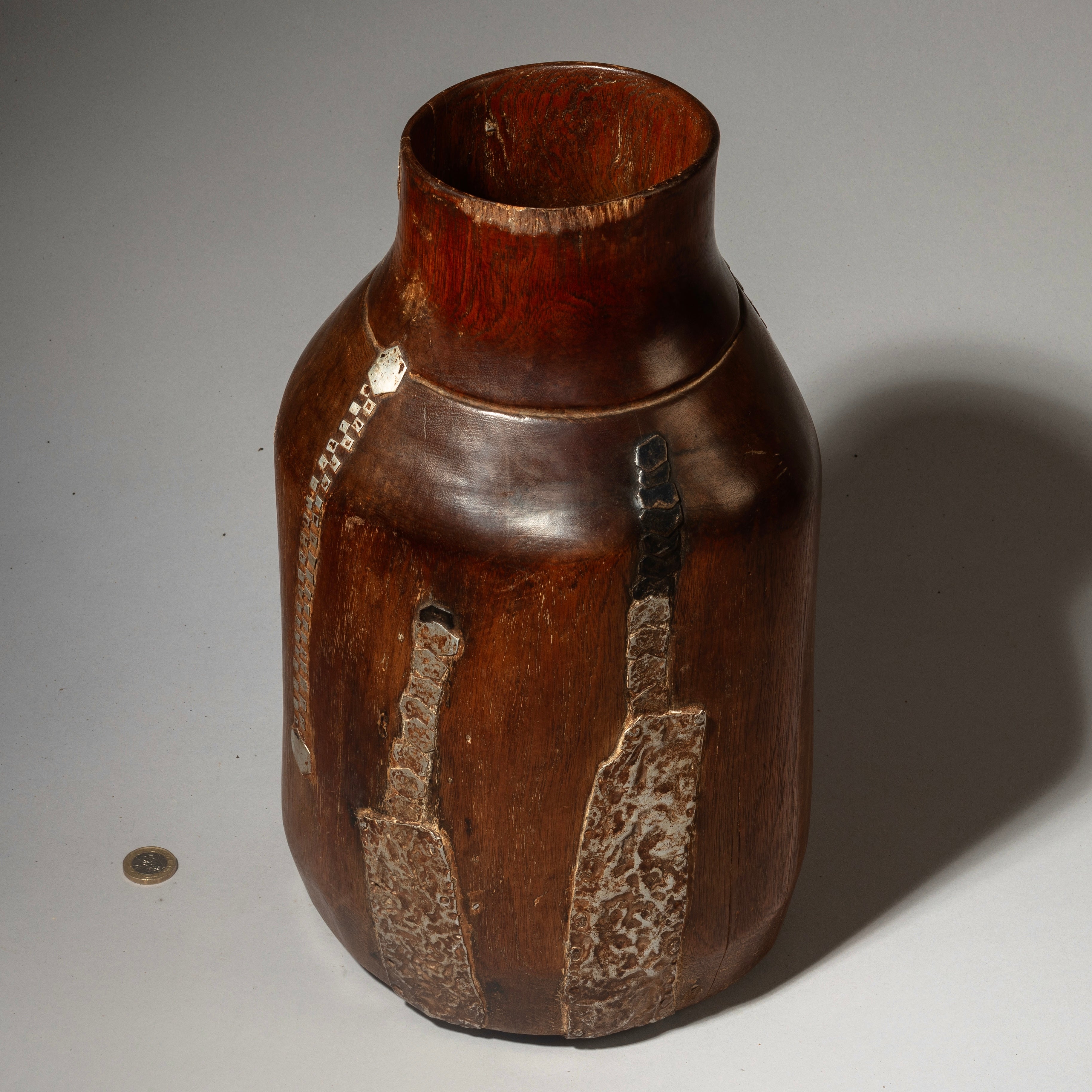 A BIG ROBUST HONEY POT WITH METAL INDIGENOUS REPAIRS FROM THE TUTSI TRIBE OF RWANDA ( No 4554 )