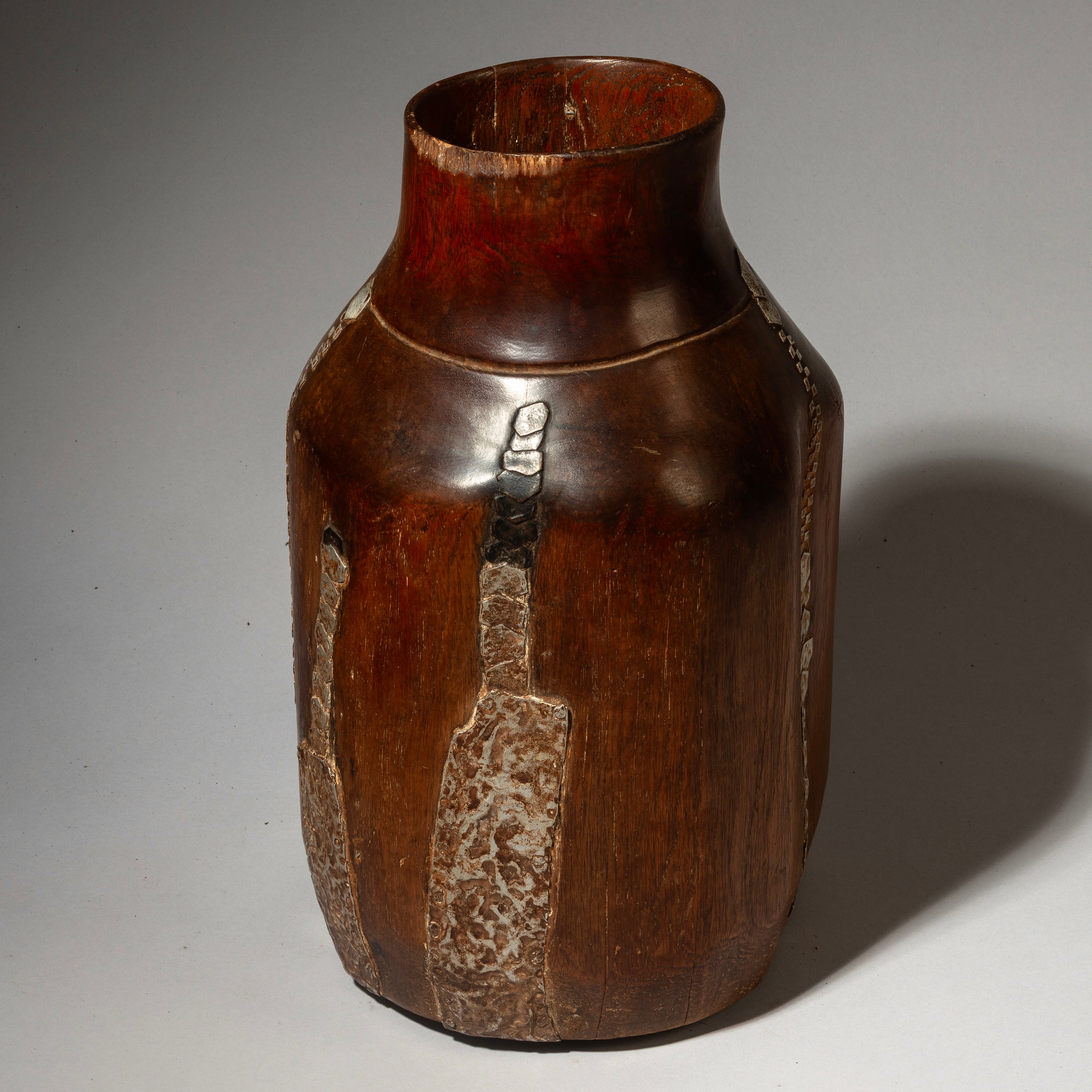 A BIG ROBUST HONEY POT WITH METAL INDIGENOUS REPAIRS FROM THE TUTSI TRIBE OF RWANDA ( No 4554 )