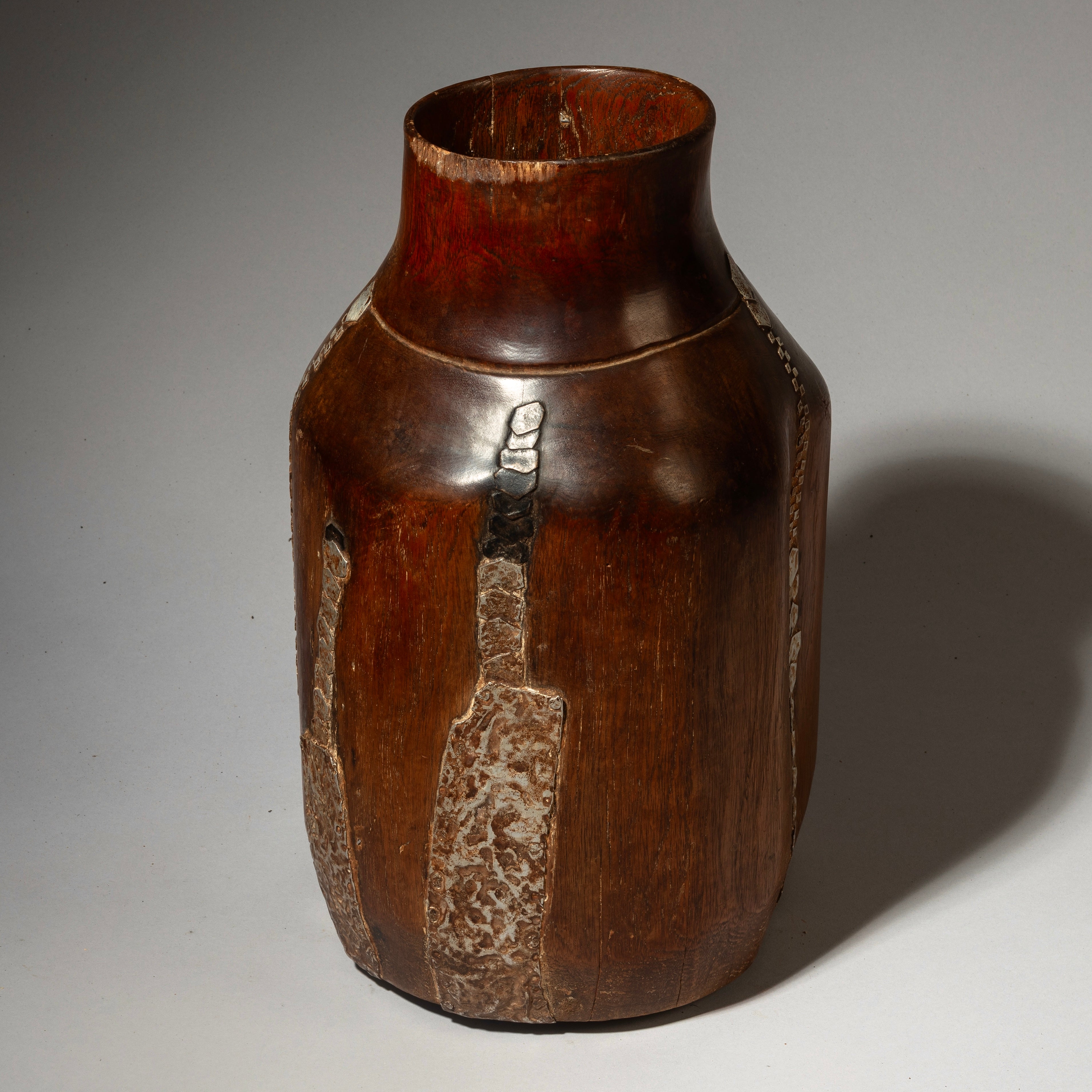 A BIG ROBUST HONEY POT WITH METAL INDIGENOUS REPAIRS FROM THE TUTSI TRIBE OF RWANDA ( No 4554 )
