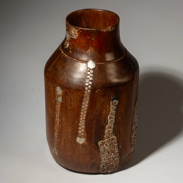 A BIG ROBUST HONEY POT WITH METAL INDIGENOUS REPAIRS FROM THE TUTSI TRIBE OF RWANDA ( No 4554 )