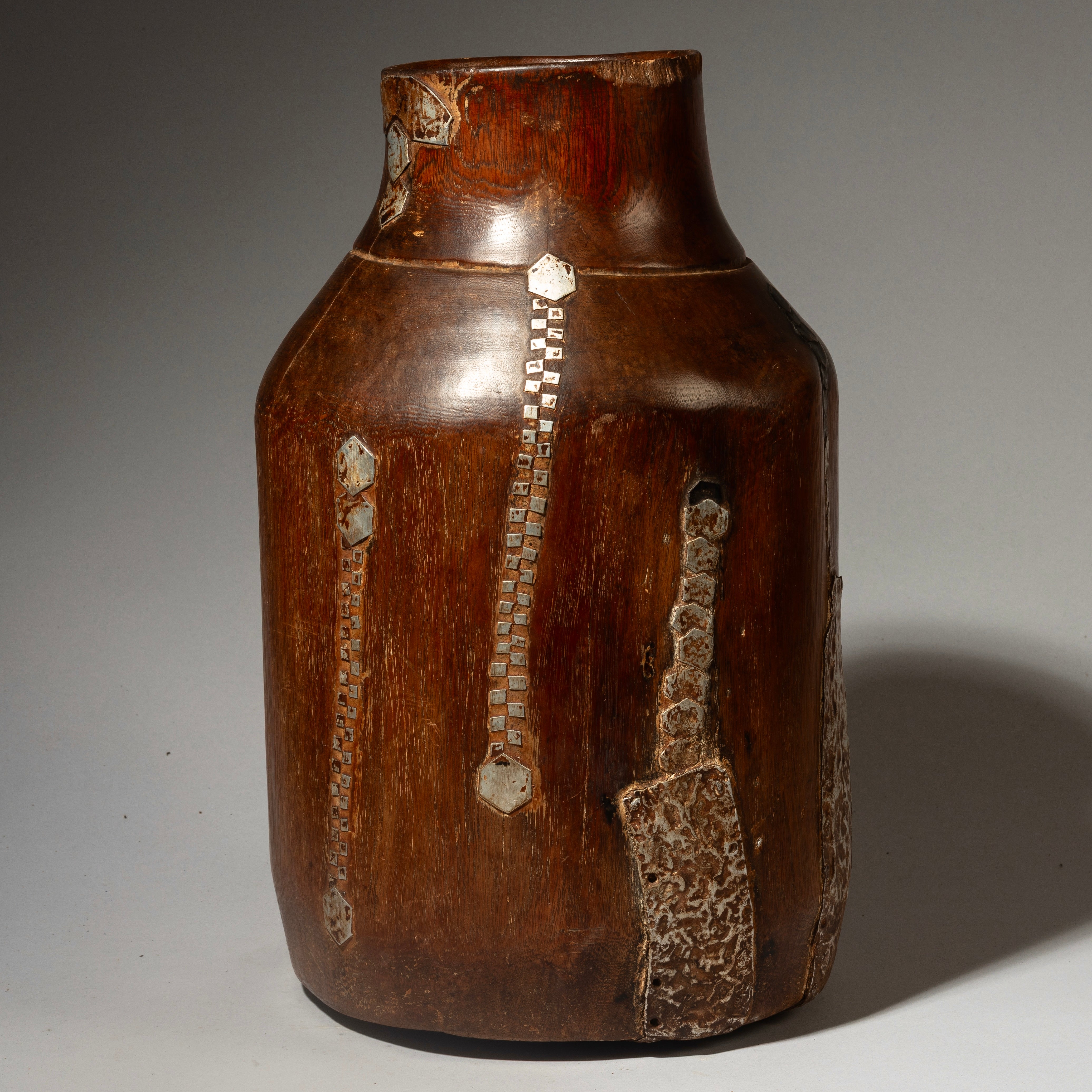 A BIG ROBUST HONEY POT WITH METAL INDIGENOUS REPAIRS FROM THE TUTSI TRIBE OF RWANDA ( No 4554 )