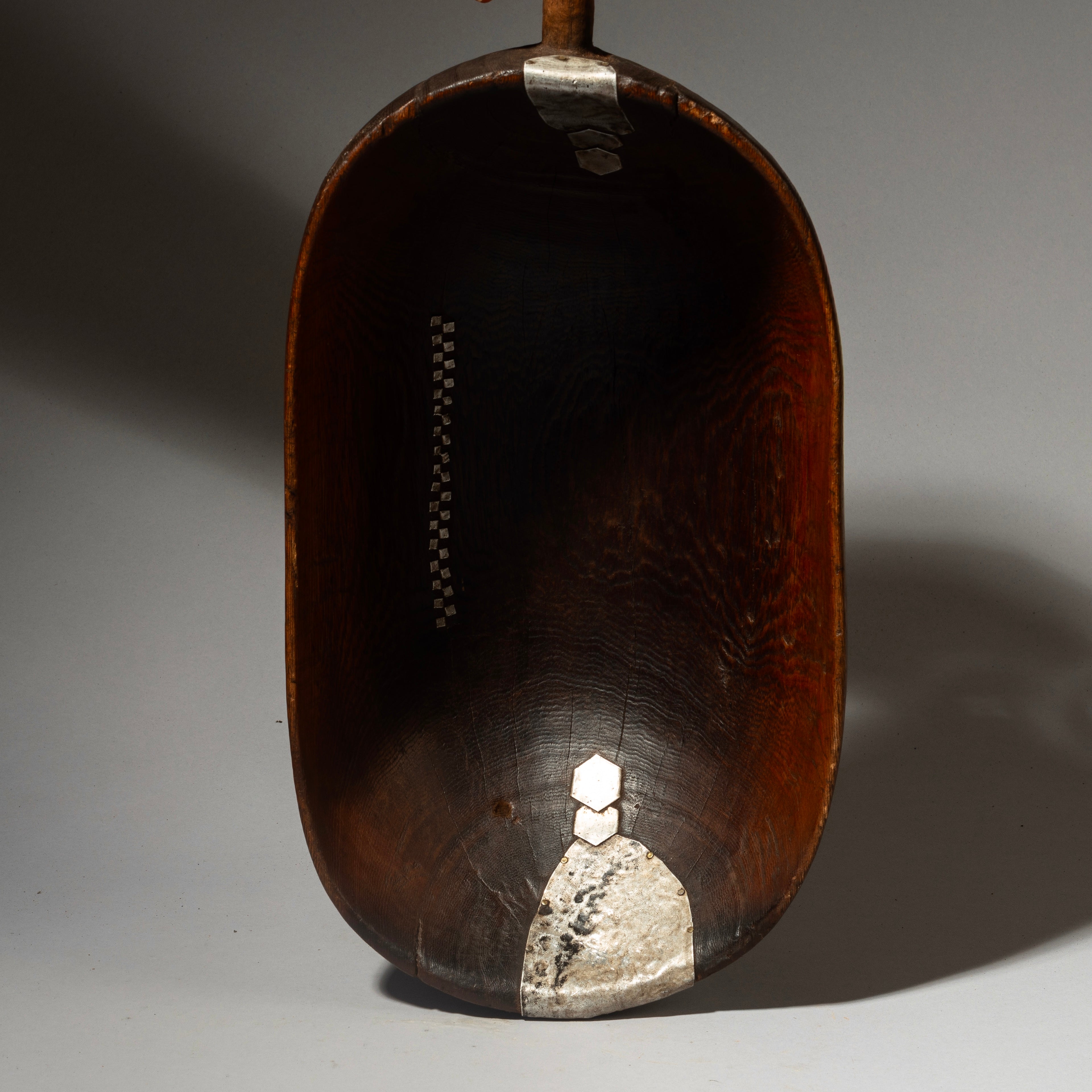 A LUSCIOUS WOODEN BOWL, TUTSI TRIBE RWANDA ( No 4336)