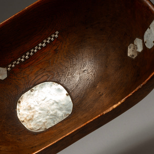 AN ARTISTIC WOODEN  BOWL FROM TUTSI TRIBE RWANDA (  No 4337 )