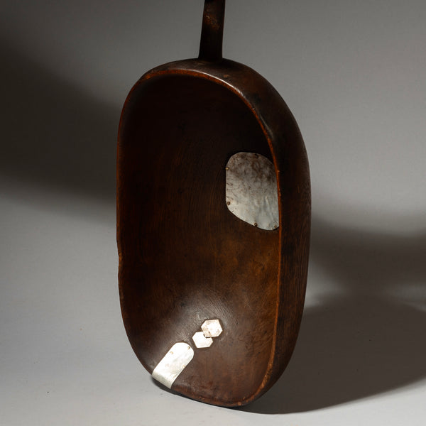 AN ARTISTIC WOODEN  BOWL FROM TUTSI TRIBE RWANDA (  No 4337 )