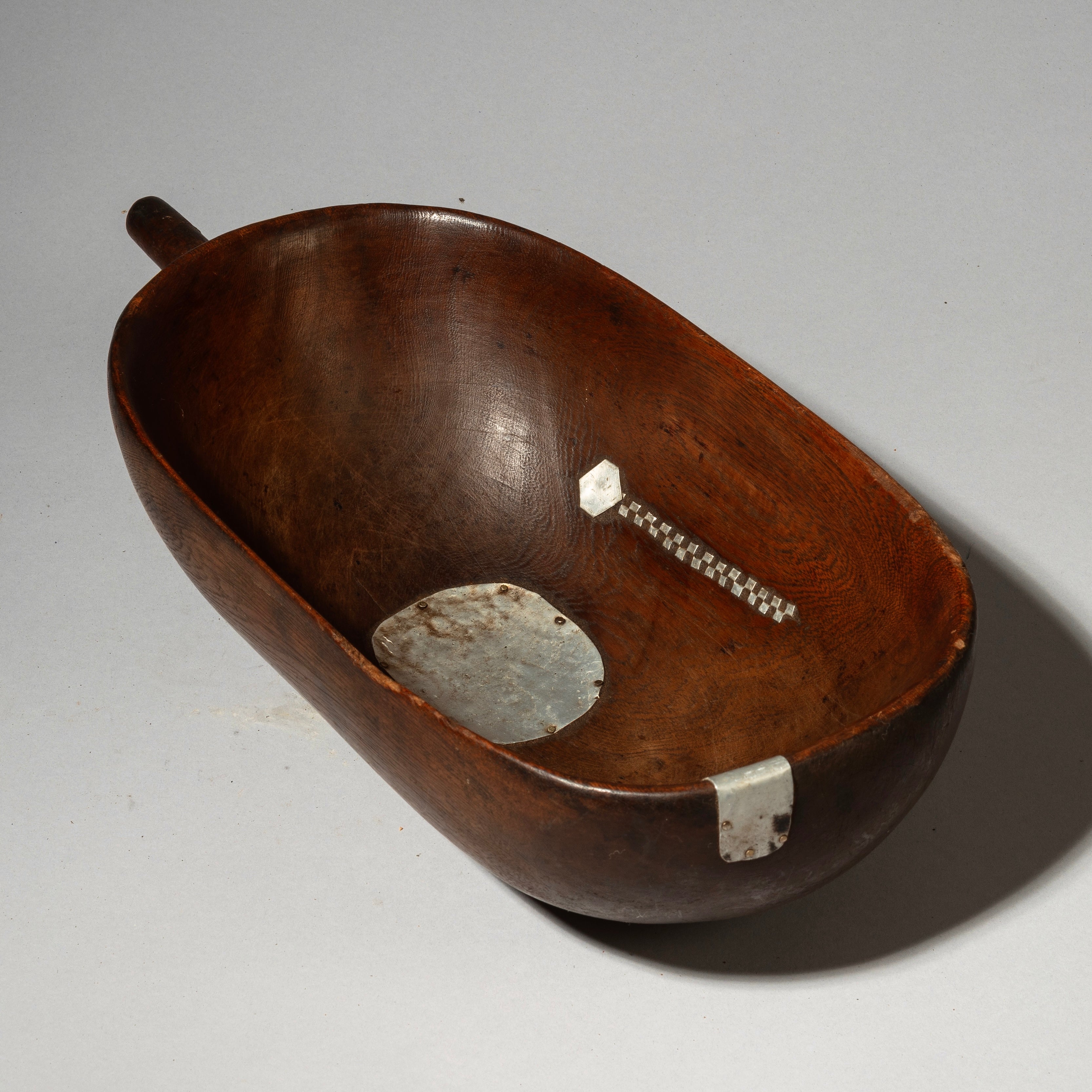 AN ARTISTIC WOODEN  BOWL FROM TUTSI TRIBE RWANDA (  No 4337 )