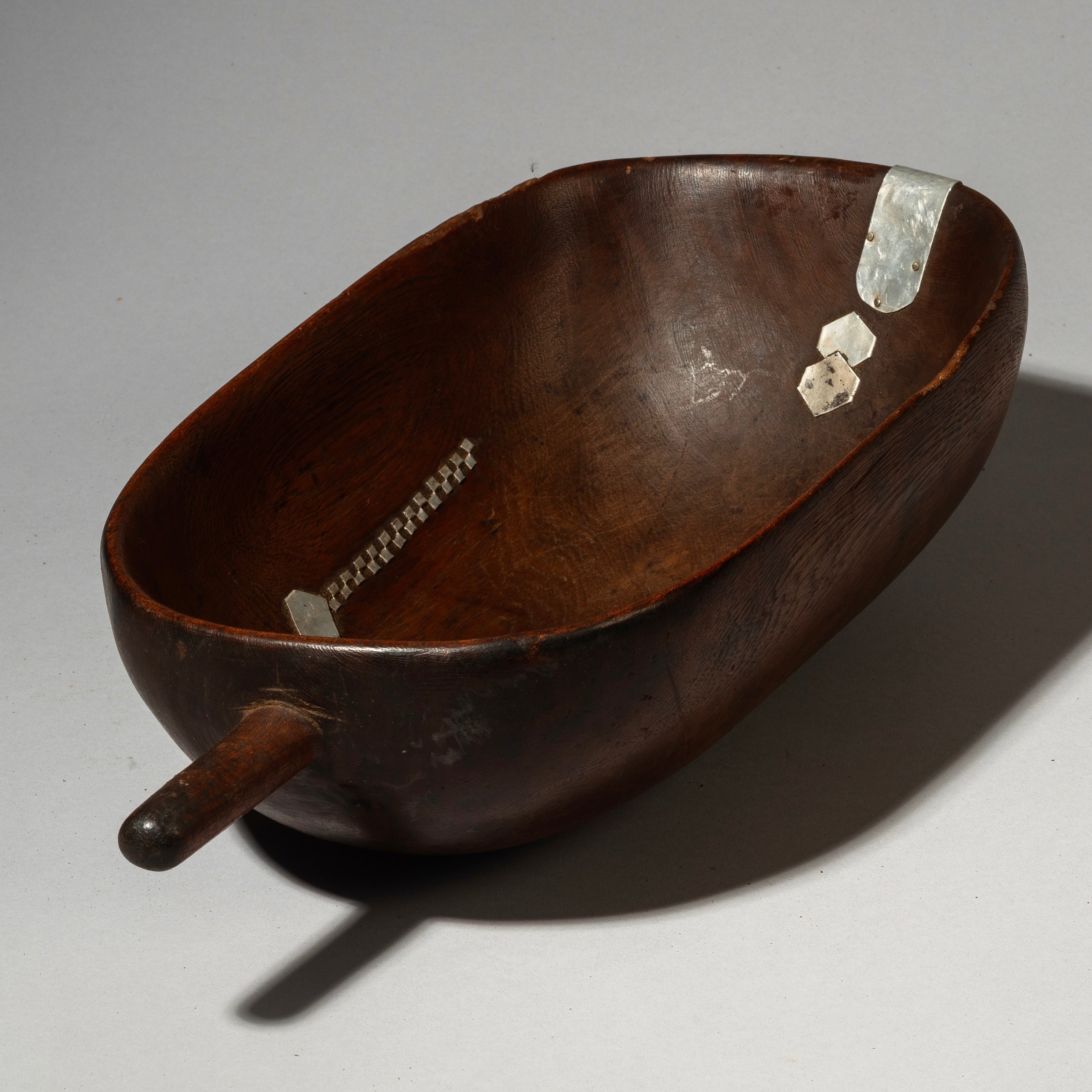 AN ARTISTIC WOODEN  BOWL FROM TUTSI TRIBE RWANDA (  No 4337 )