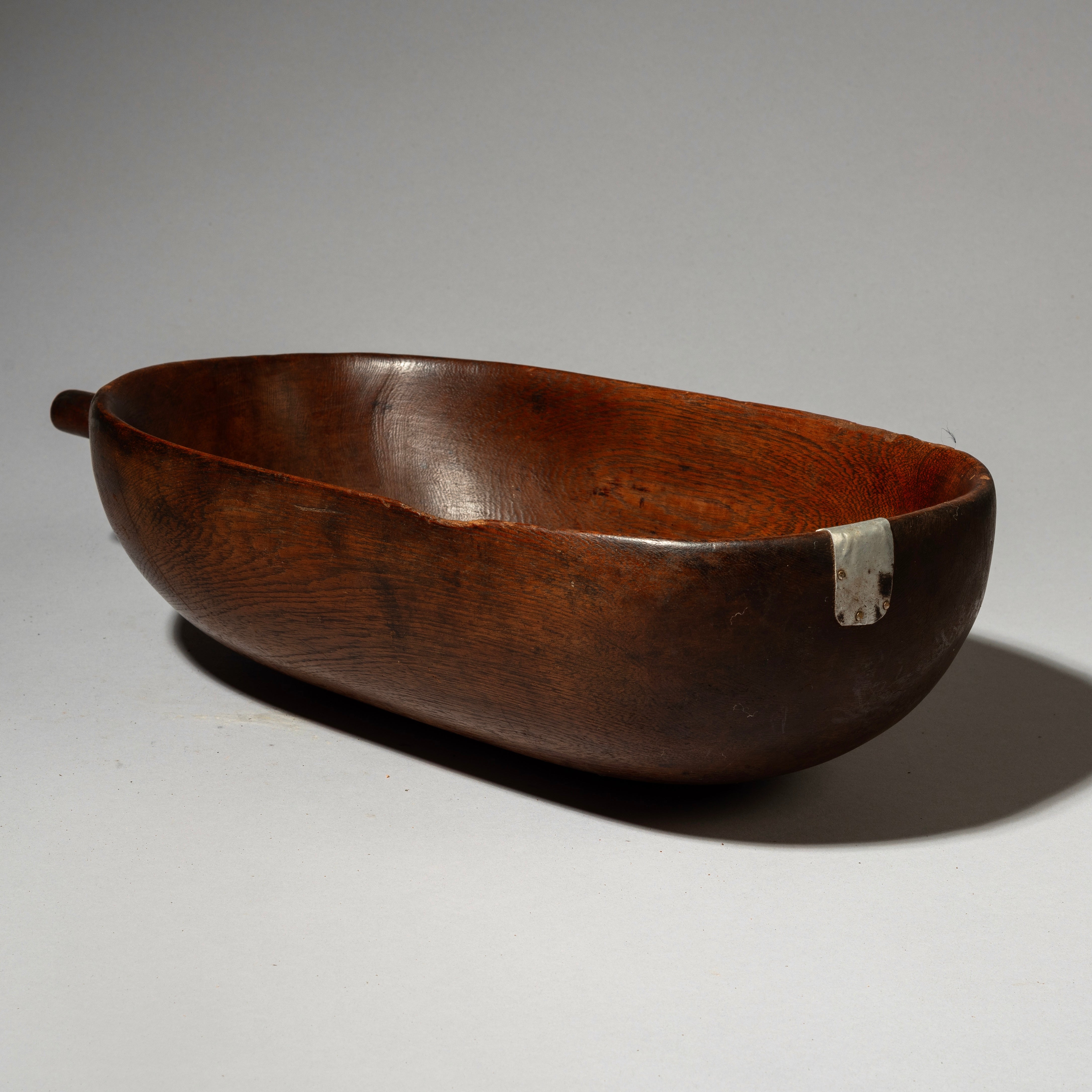 AN ARTISTIC WOODEN  BOWL FROM TUTSI TRIBE RWANDA (  No 4337 )