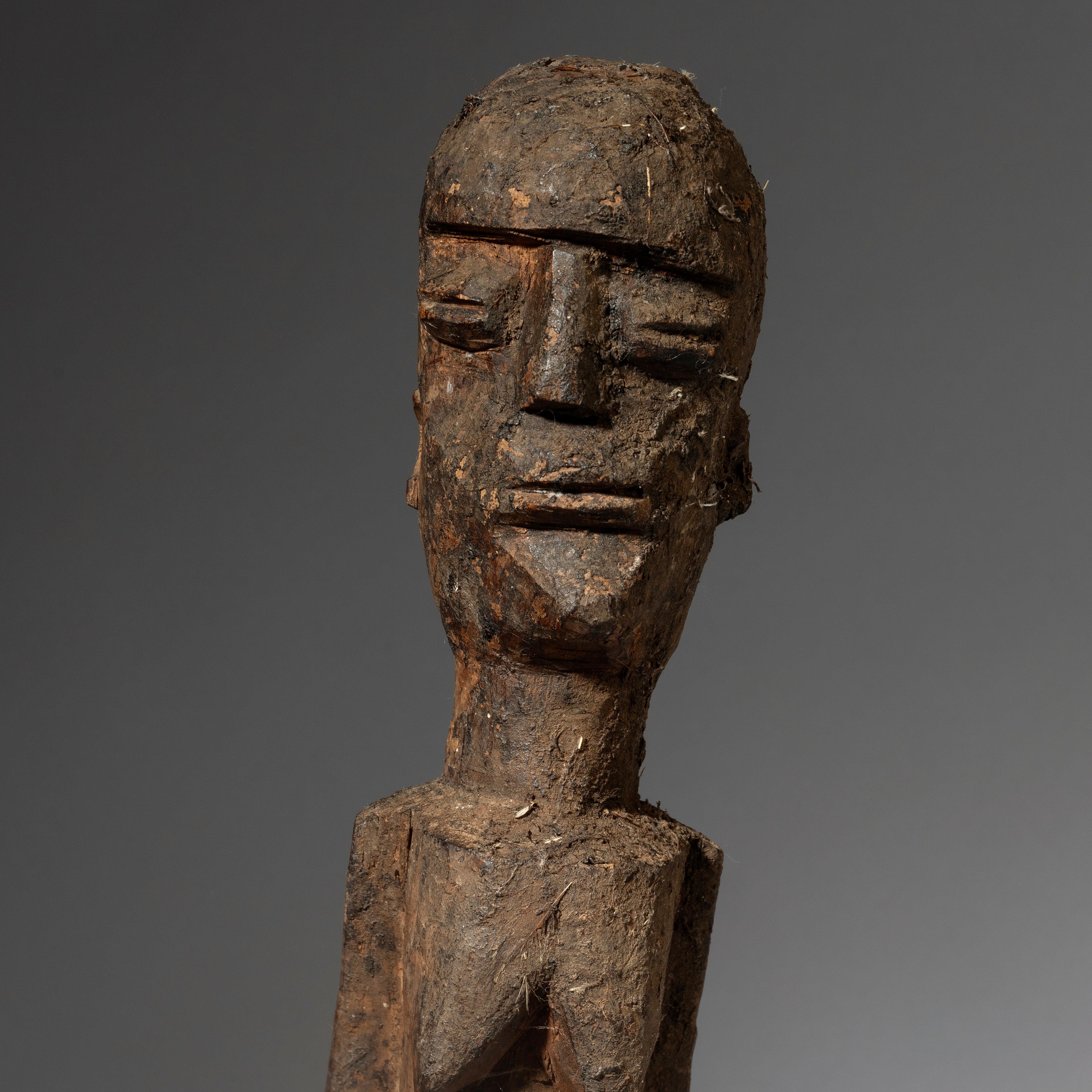 A UNIQUE ARTISTIC LARGE LOBI THIL FIGURE WITH TRIPOD FROM BURKINA FASO ( No 4576 )