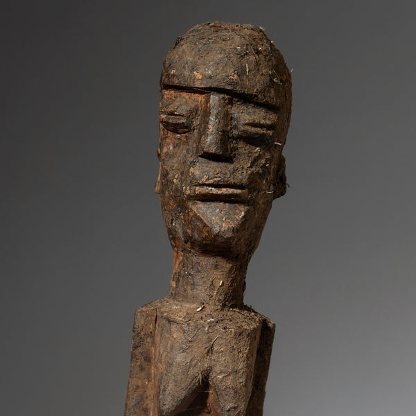 A UNIQUE ARTISTIC LARGE LOBI THIL FIGURE WITH TRIPOD FROM BURKINA FASO ( No 4576 )