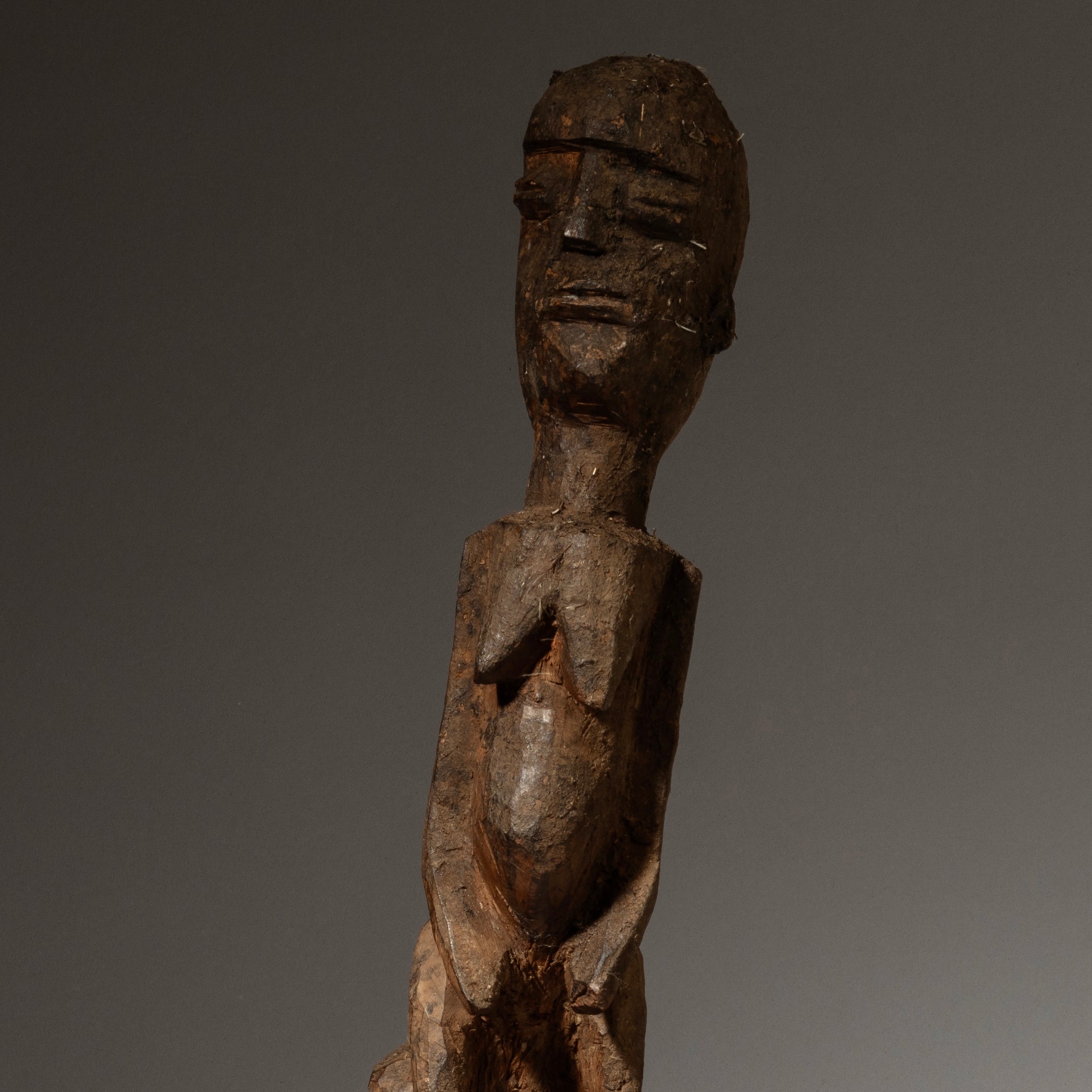A UNIQUE ARTISTIC LARGE LOBI THIL FIGURE WITH TRIPOD FROM BURKINA FASO ( No 4576 )