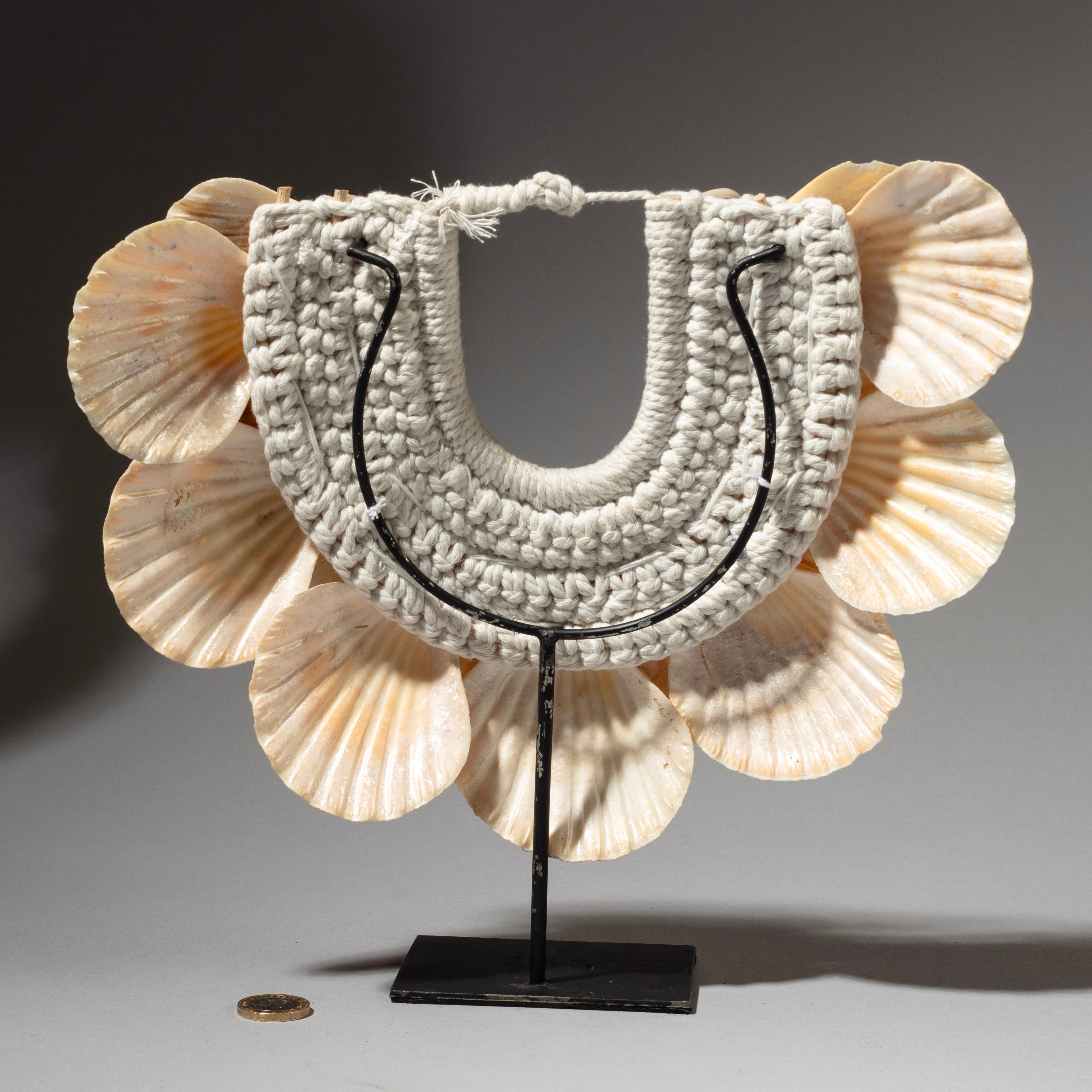 A SMALL SCALLOP SHELL  COLLAR FROM PAPUA NEW GUINEA( No 4606)