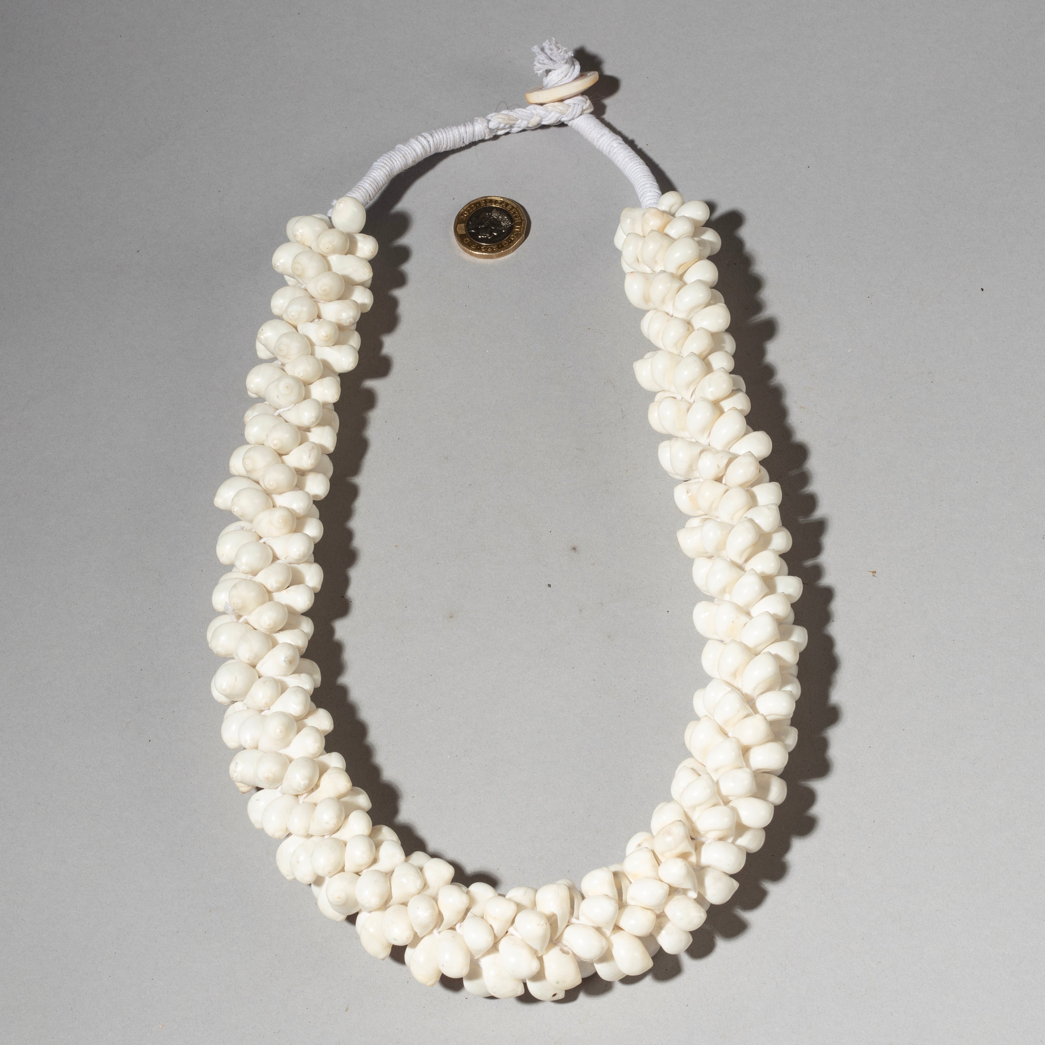 A BUNCH WHITE SHELL NECKLACE FROM PAPUA NEW GUINEA( No 4605 )