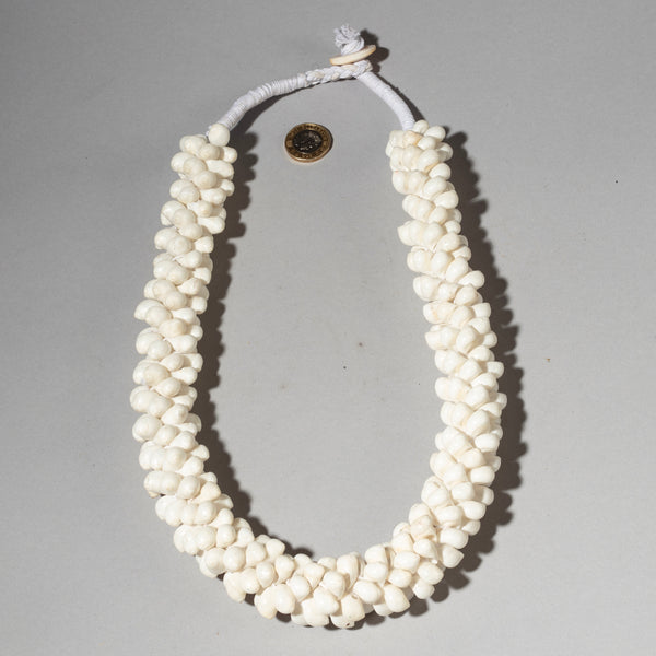 A BUNCH WHITE SHELL NECKLACE FROM PAPUA NEW GUINEA( No 4605 )