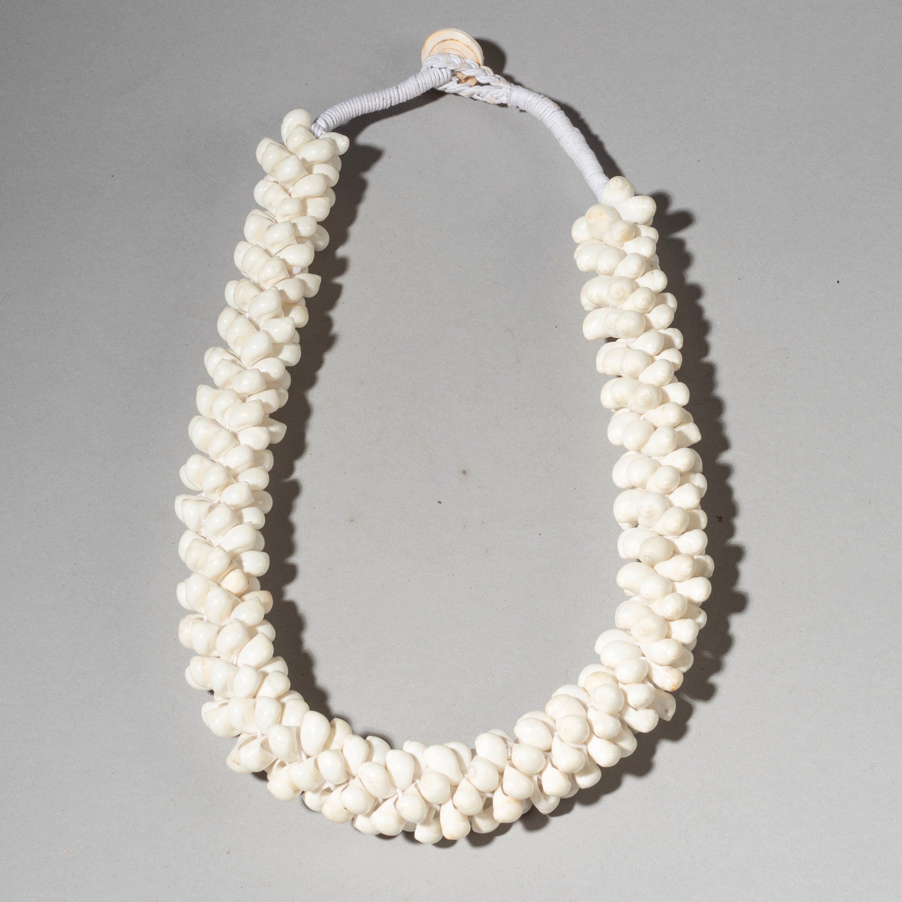 A BUNCH WHITE SHELL NECKLACE FROM PAPUA NEW GUINEA( No 4605 )