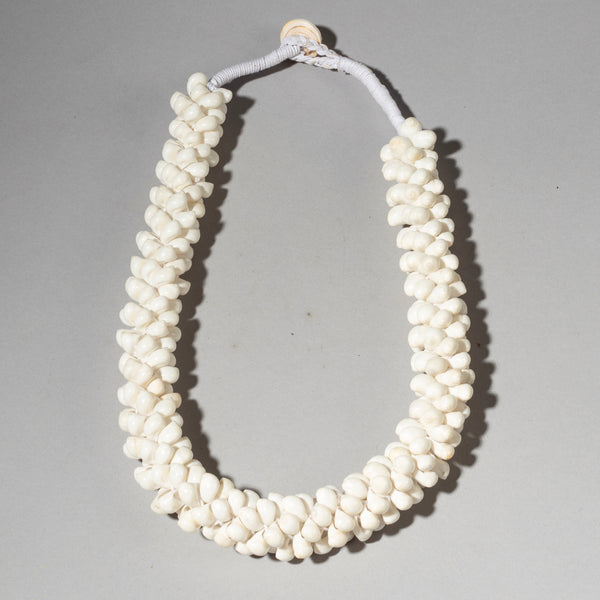A BUNCH WHITE SHELL NECKLACE FROM PAPUA NEW GUINEA( No 4605 )