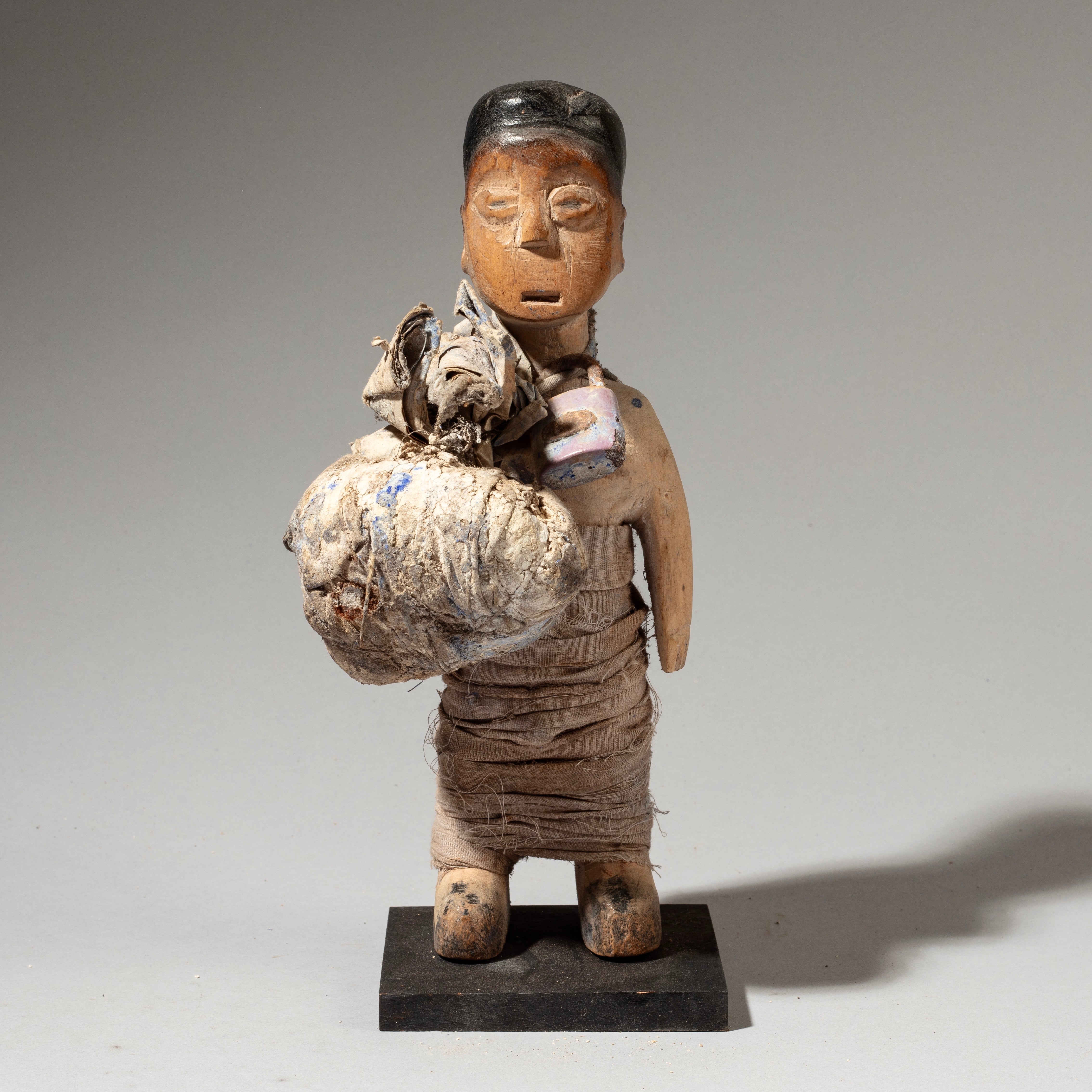 ENCRUSTED VENAVI ALTAR FIGURE WITH MAGIC BUNDLE, EWE TRIBE OF GHANA ( No 4594 )