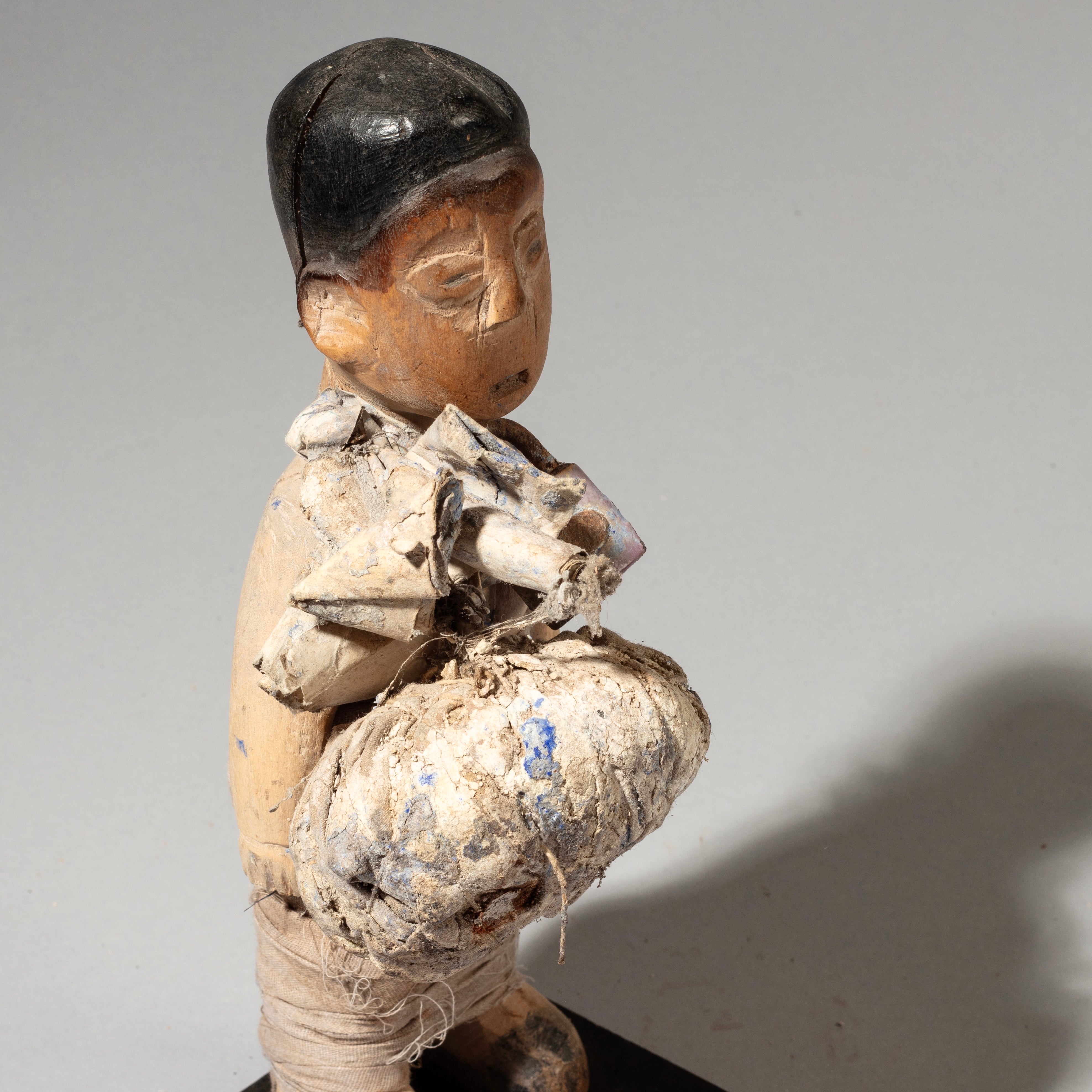 ENCRUSTED VENAVI ALTAR FIGURE WITH MAGIC BUNDLE, EWE TRIBE OF GHANA ( No 4594 )