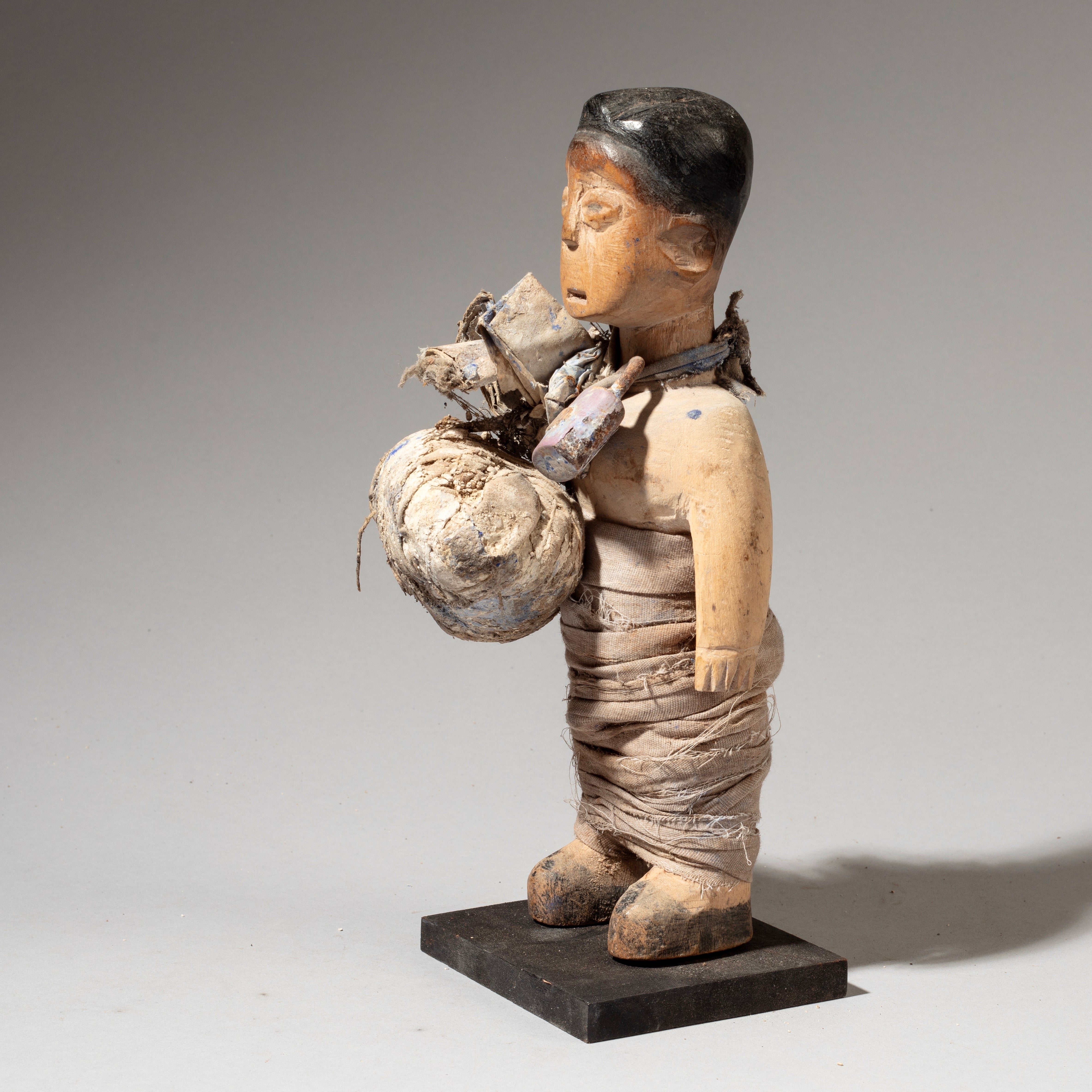 ENCRUSTED VENAVI ALTAR FIGURE WITH MAGIC BUNDLE, EWE TRIBE OF GHANA ( No 4594 )