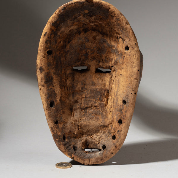 A POWERFUL WHITE PIGMENT MASK LEGA TRIBE, CONGO ( No 4599)