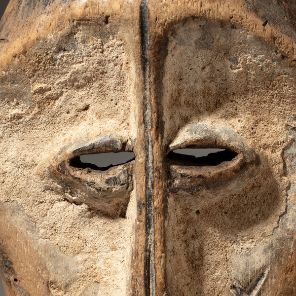 A POWERFUL WHITE PIGMENT MASK LEGA TRIBE, CONGO ( No 4599)