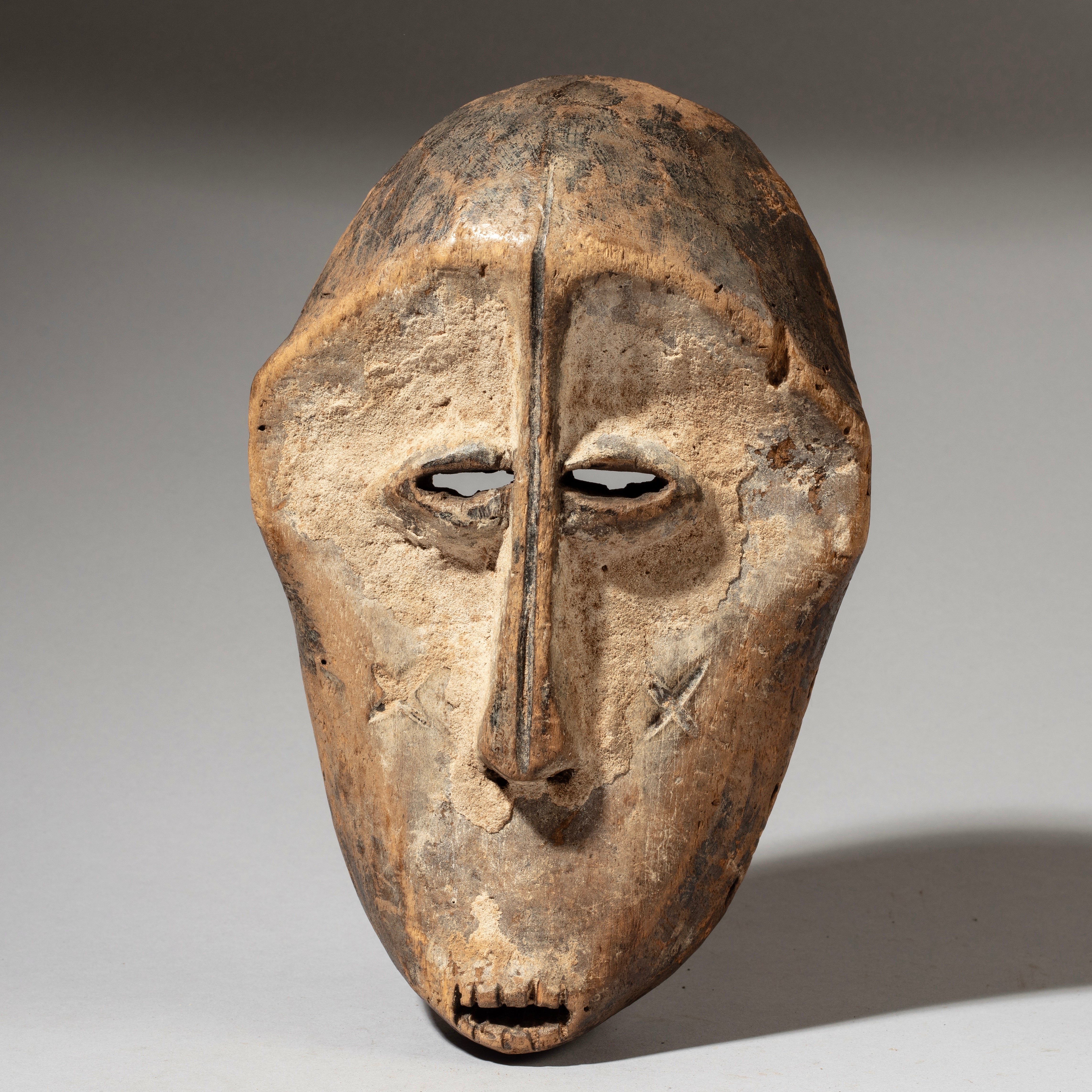 A POWERFUL WHITE PIGMENT MASK LEGA TRIBE, CONGO ( No 4599)