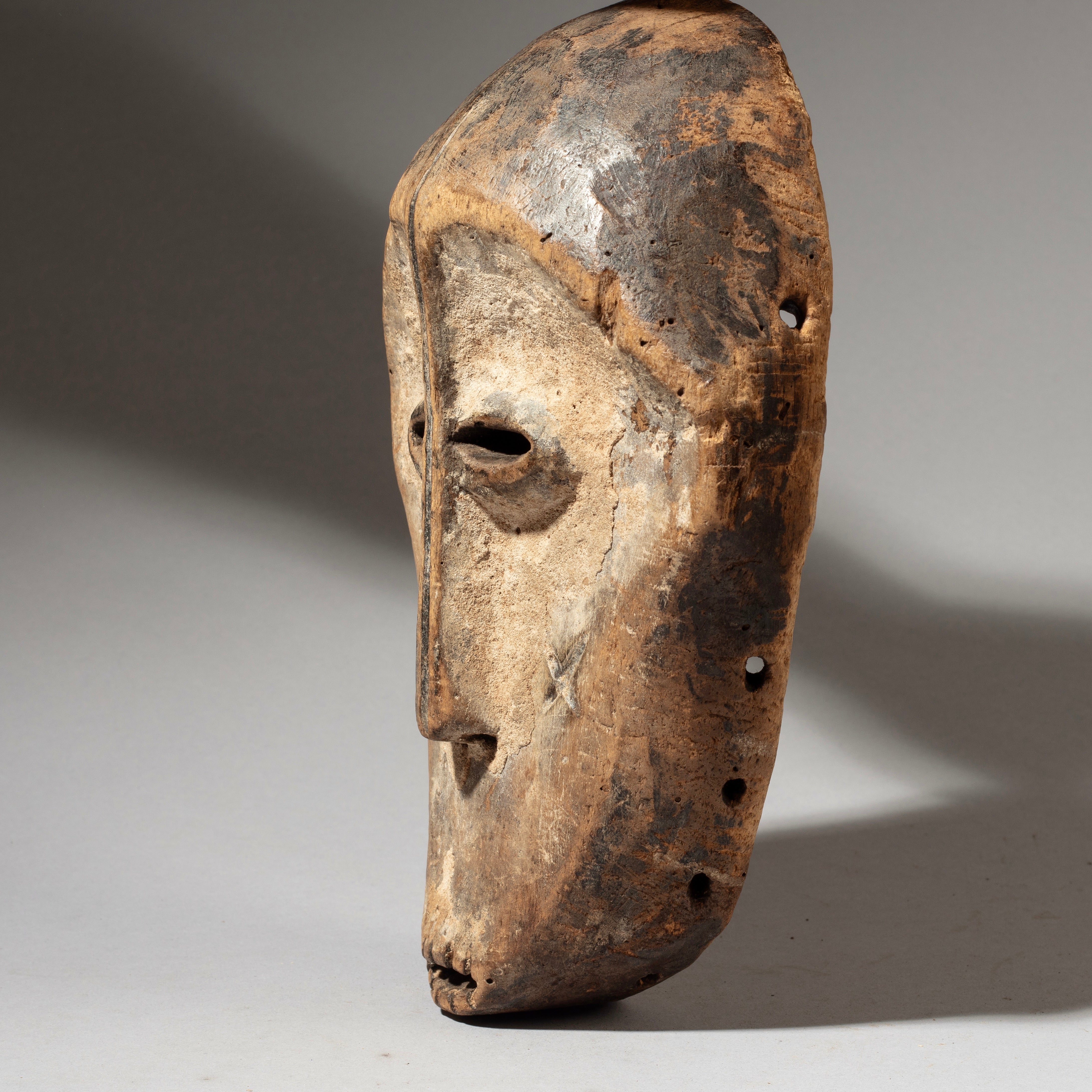 A POWERFUL WHITE PIGMENT MASK LEGA TRIBE, CONGO ( No 4599)