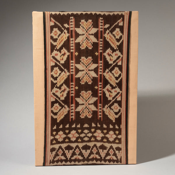 A GEOMETRIC TEXTILE FROM INDONESIA  ( No 4638)