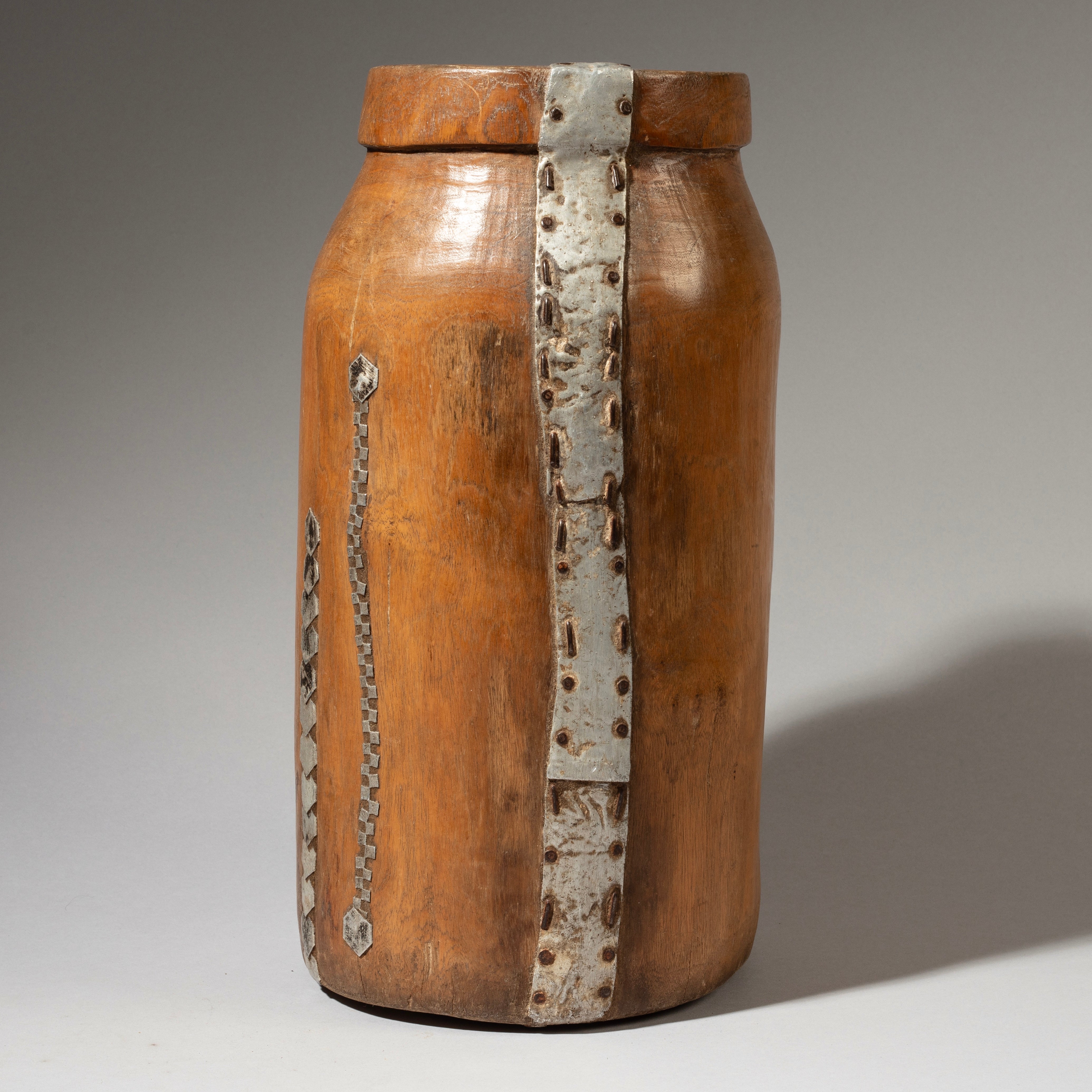 A BIG ROBUST HONEY POT WITH METAL INDIGENOUS REPAIRS FROM THE TUTSI TRIBE OF RWANDA ( No 4607 )