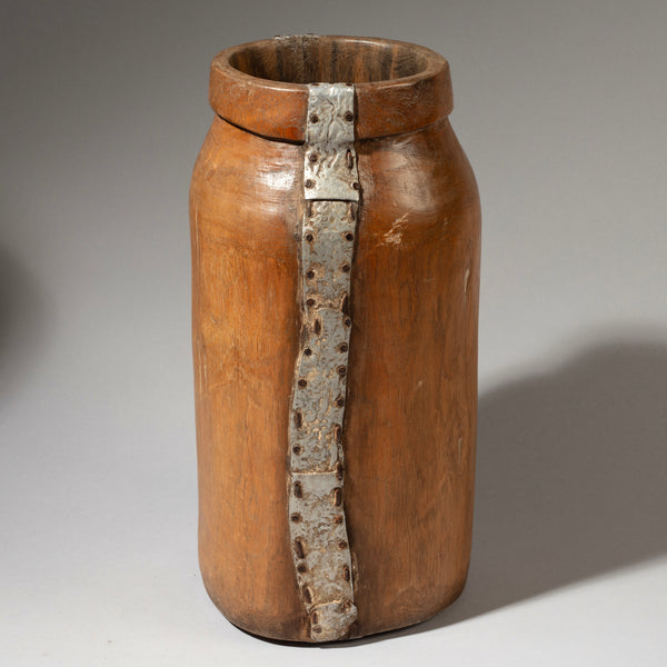 A BIG ROBUST HONEY POT WITH METAL INDIGENOUS REPAIRS FROM THE TUTSI TRIBE OF RWANDA ( No 4607 )