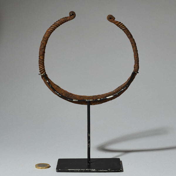 A SCULPTURAL IRON TORQUE CURRENCY MUMUYE TRIBE NIGERIA, WEST AFRICA ( No 4687 )