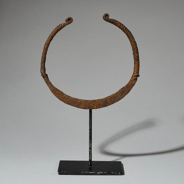 A SCULPTURAL IRON TORQUE CURRENCY MUMUYE TRIBE NIGERIA, WEST AFRICA ( No 4687 )