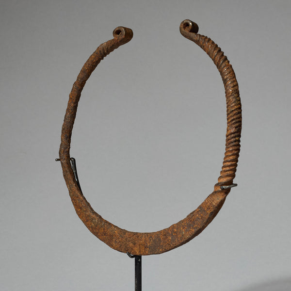 A SCULPTURAL IRON TORQUE CURRENCY MUMUYE TRIBE NIGERIA, WEST AFRICA ( No 4687 )