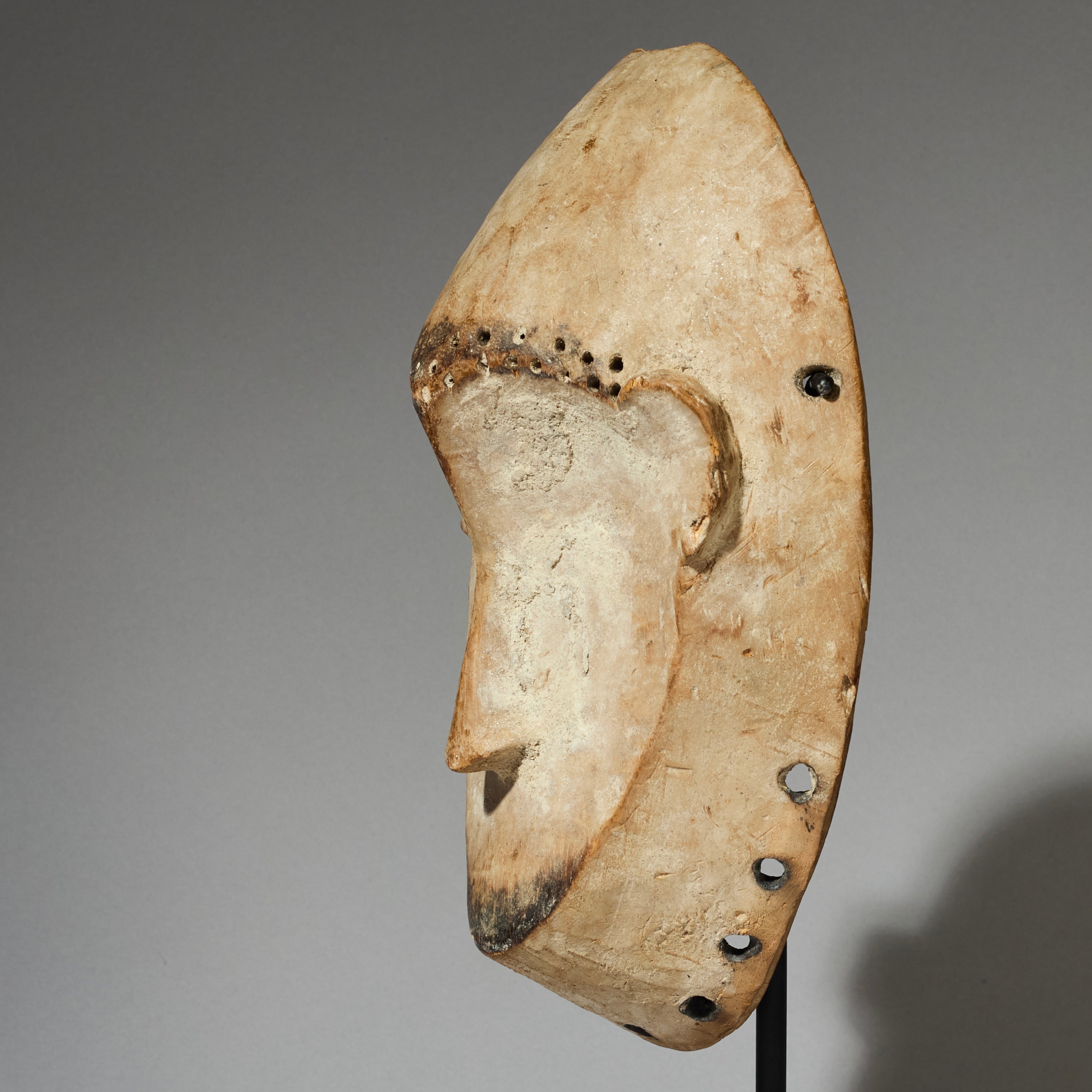A HARMONIOUS MASK FROM LEGA TRIBE, CONGO ( No 4720 )